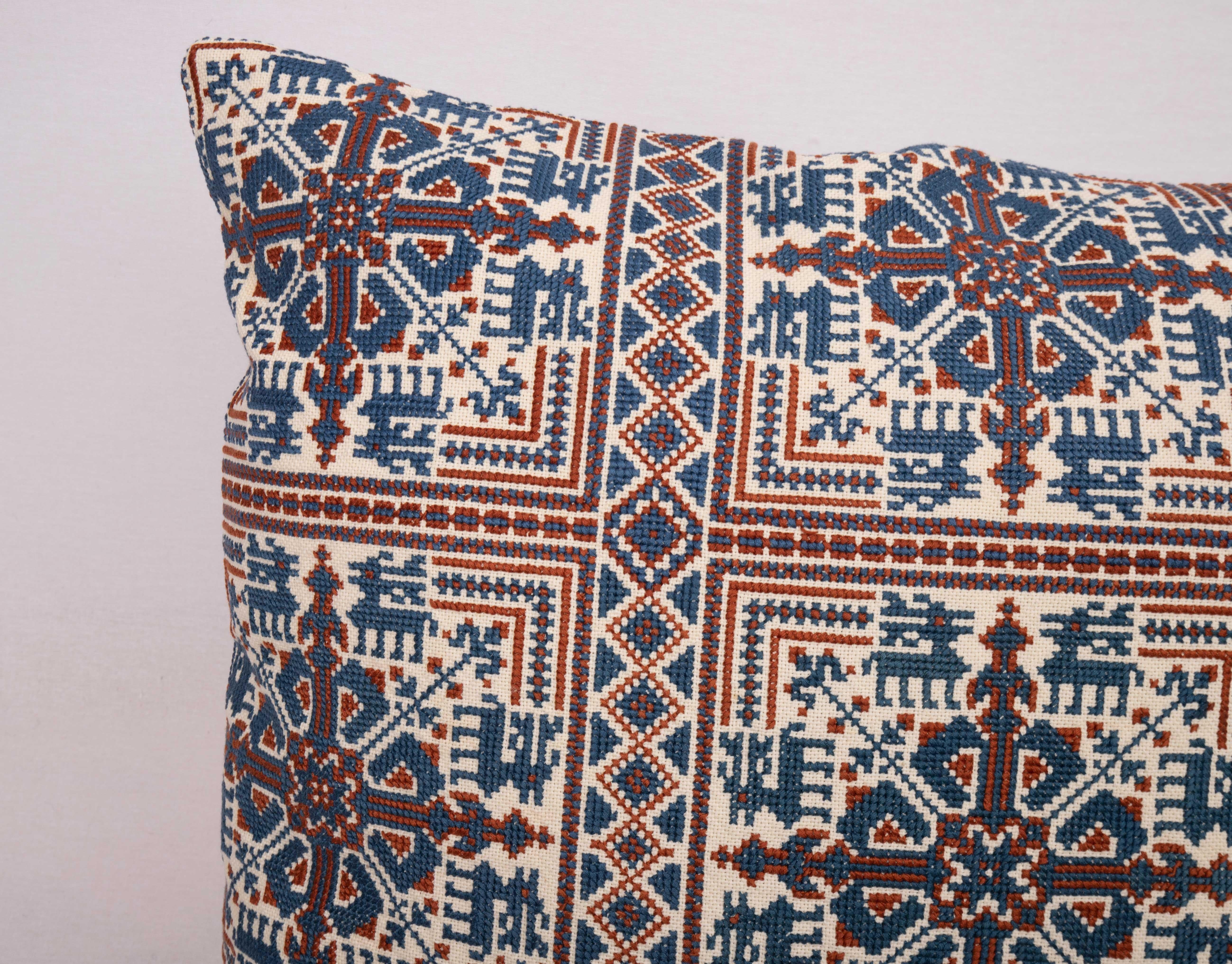 Bulgare Coussin d'Europe de l'Est brodé à partir d'un panneau ancien en vente