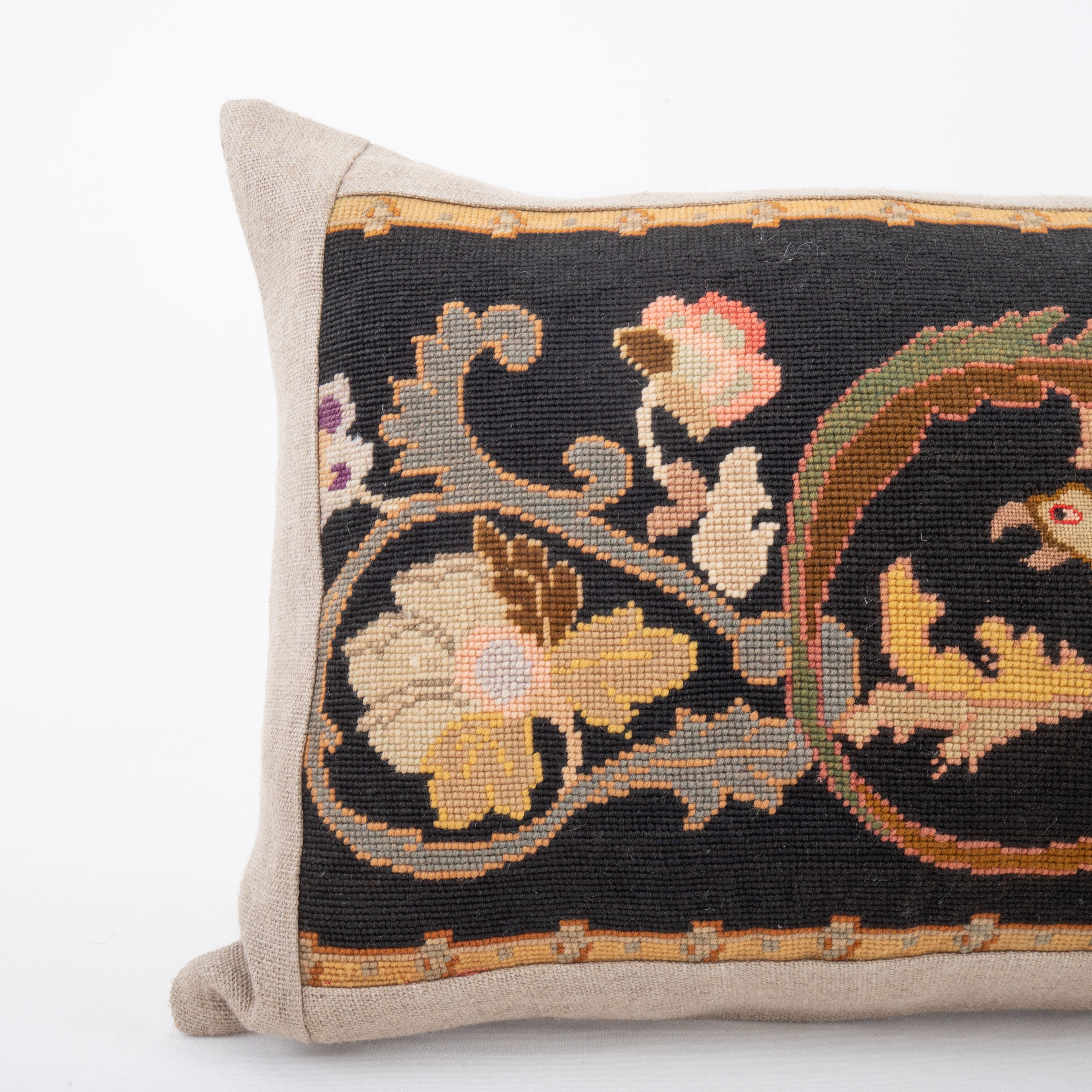 Français Coussin fabriqué à partir d'une broderie européenne ancienne, fin du 19e siècle. en vente