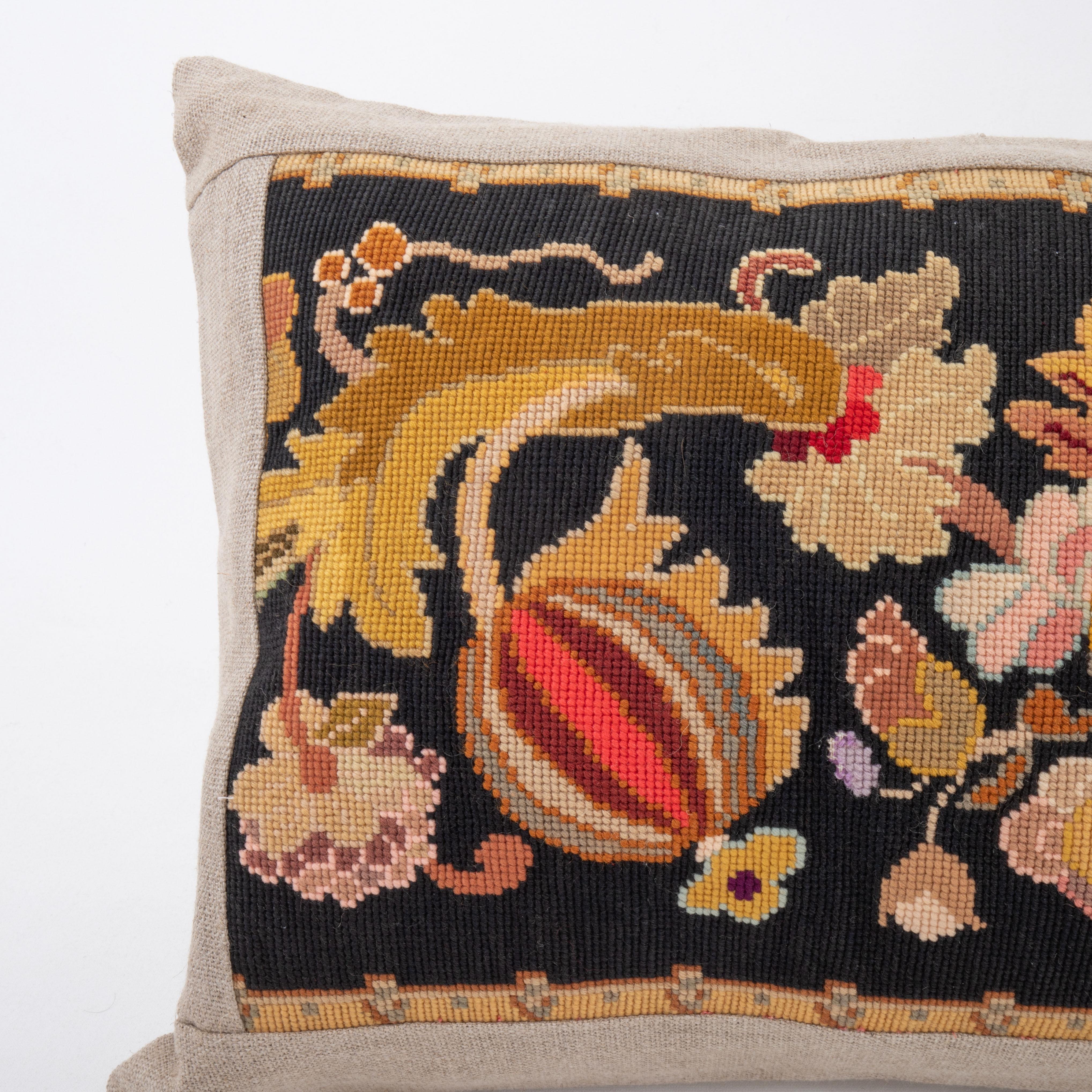 Français Coussin fabriqué à partir d'une broderie européenne ancienne, fin du 19e siècle. en vente