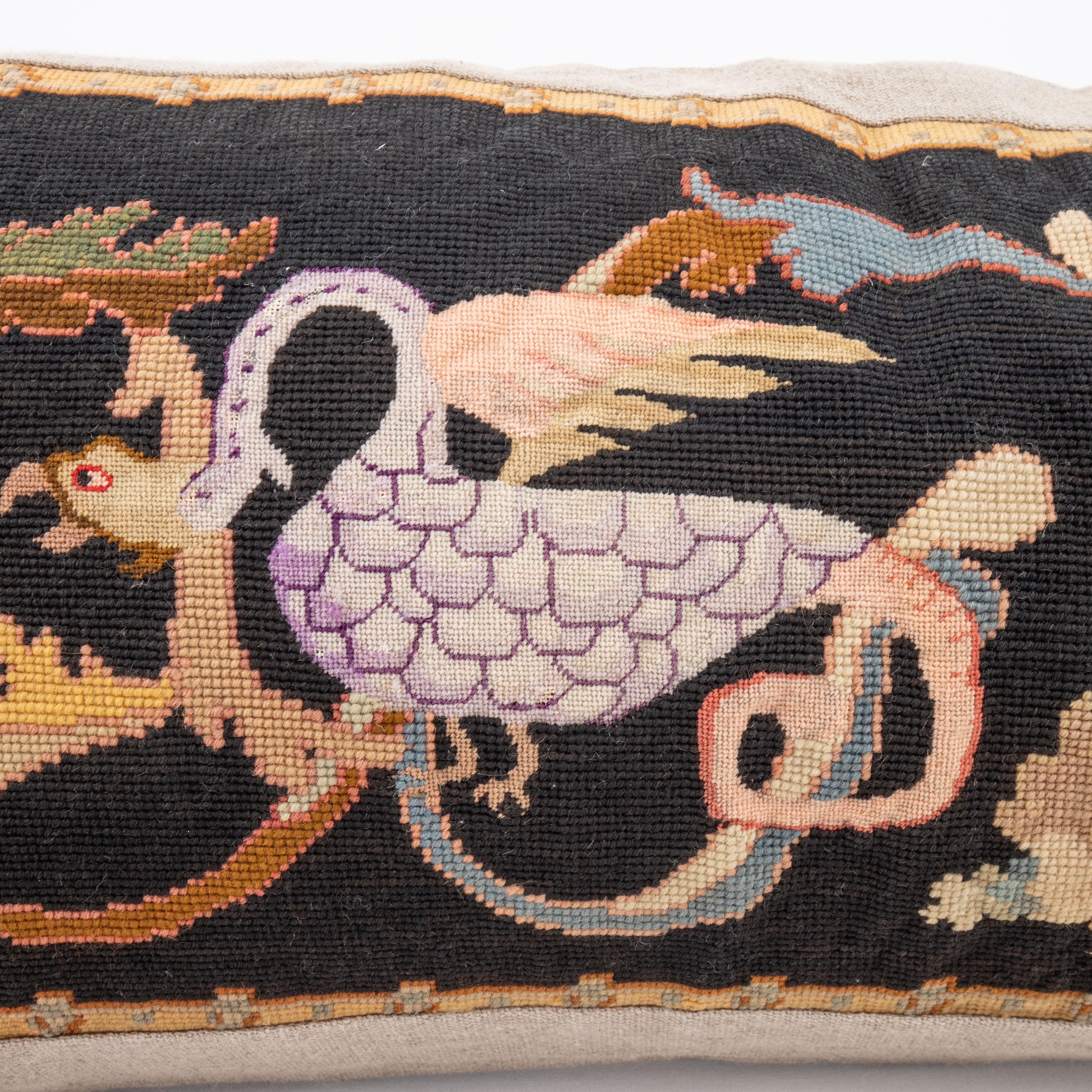 Brodé Coussin fabriqué à partir d'une broderie européenne ancienne, fin du 19e siècle. en vente