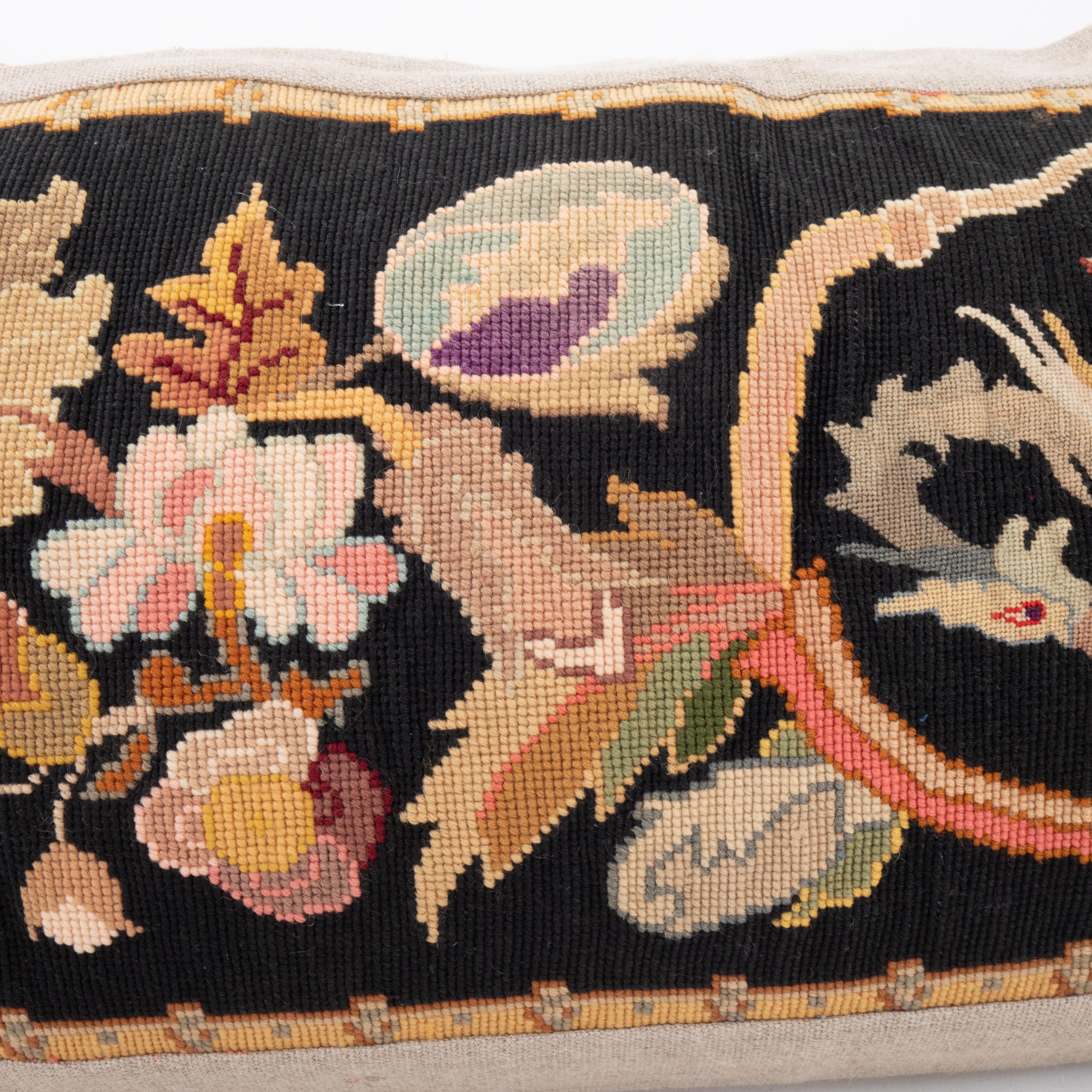Brodé Coussin fabriqué à partir d'une broderie européenne ancienne, fin du 19e siècle. en vente