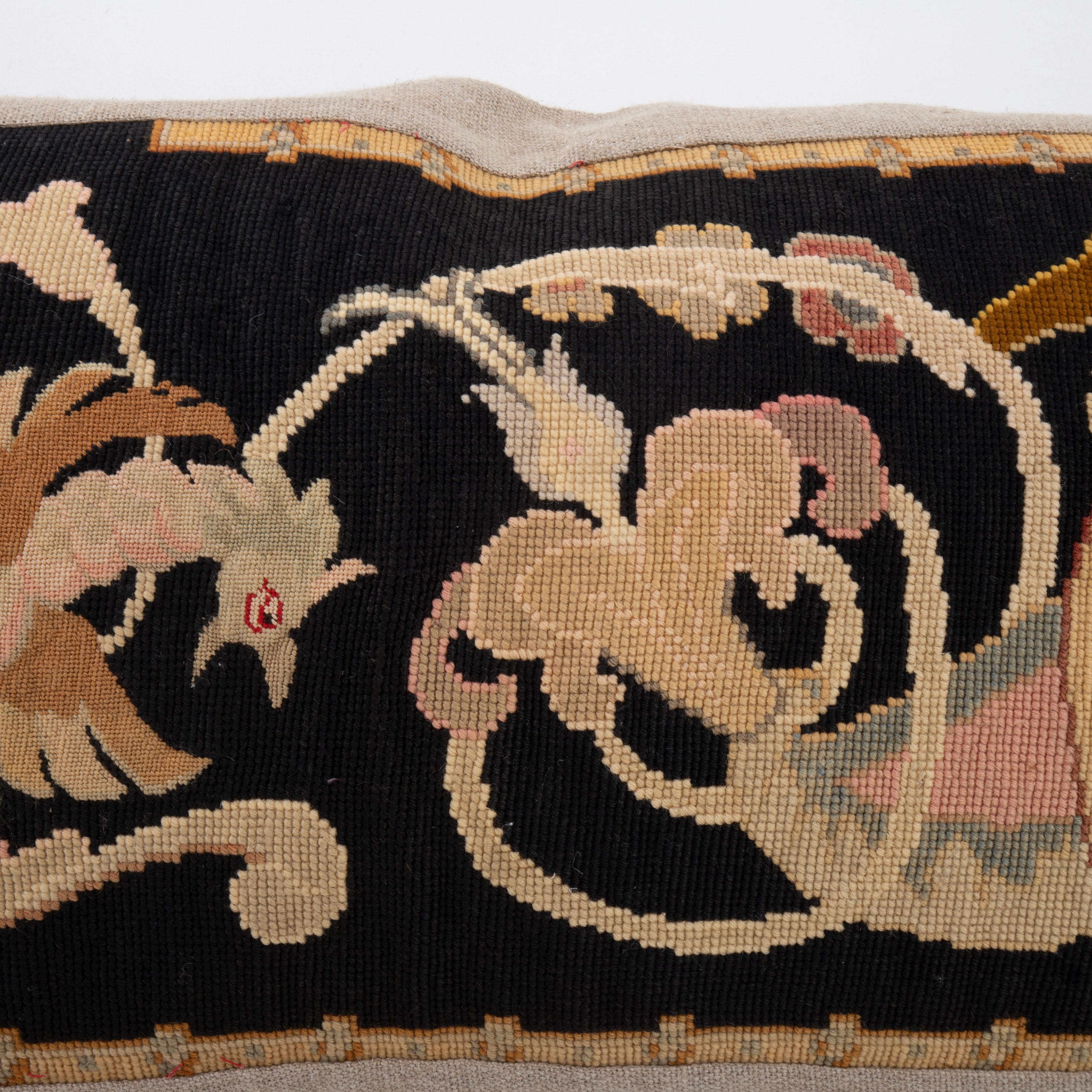 Brodé Coussin fabriqué à partir d'une broderie européenne ancienne, fin du 19e siècle. en vente