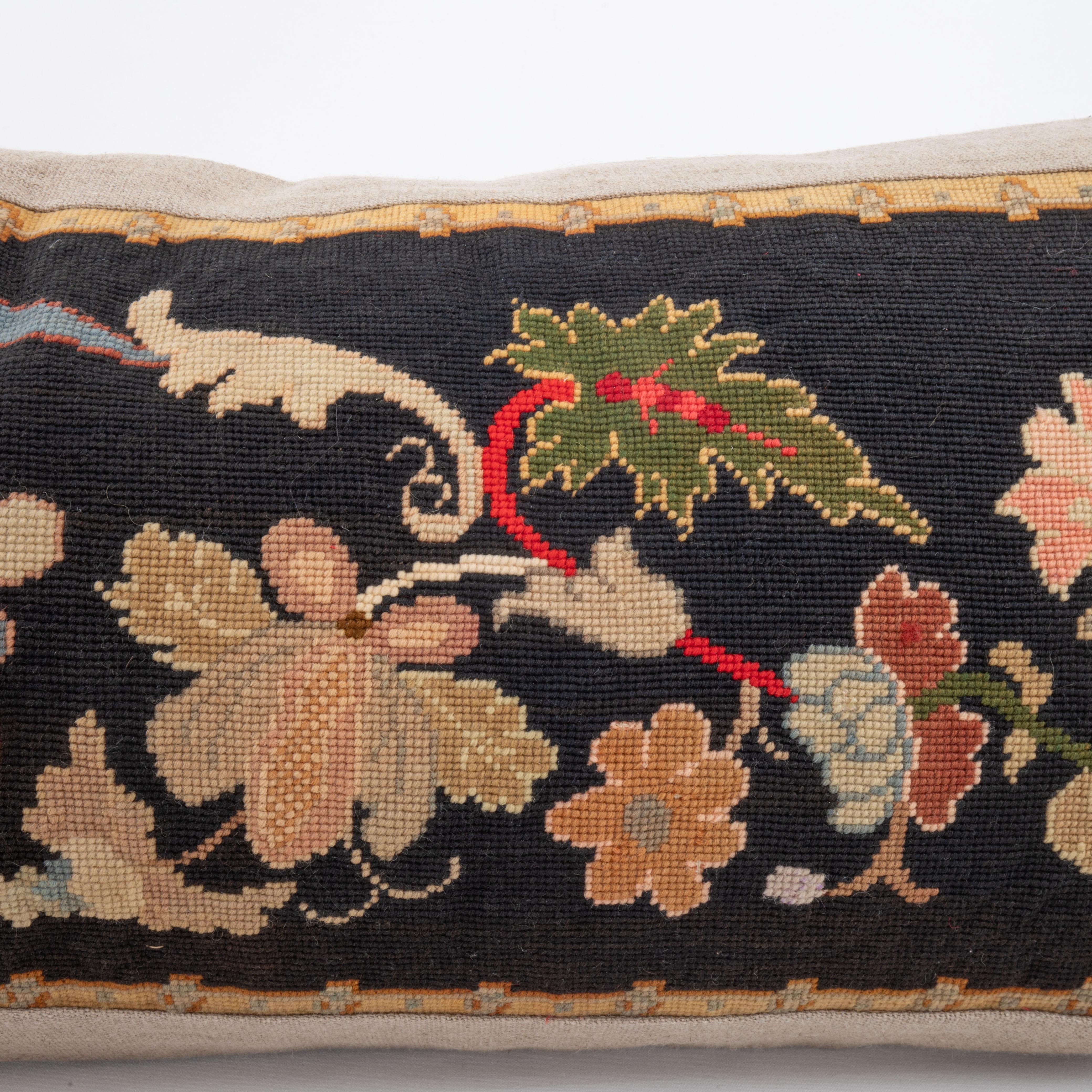 Coussin fabriqué à partir d'une broderie européenne ancienne, fin du 19e siècle. État moyen - En vente à Istanbul, TR