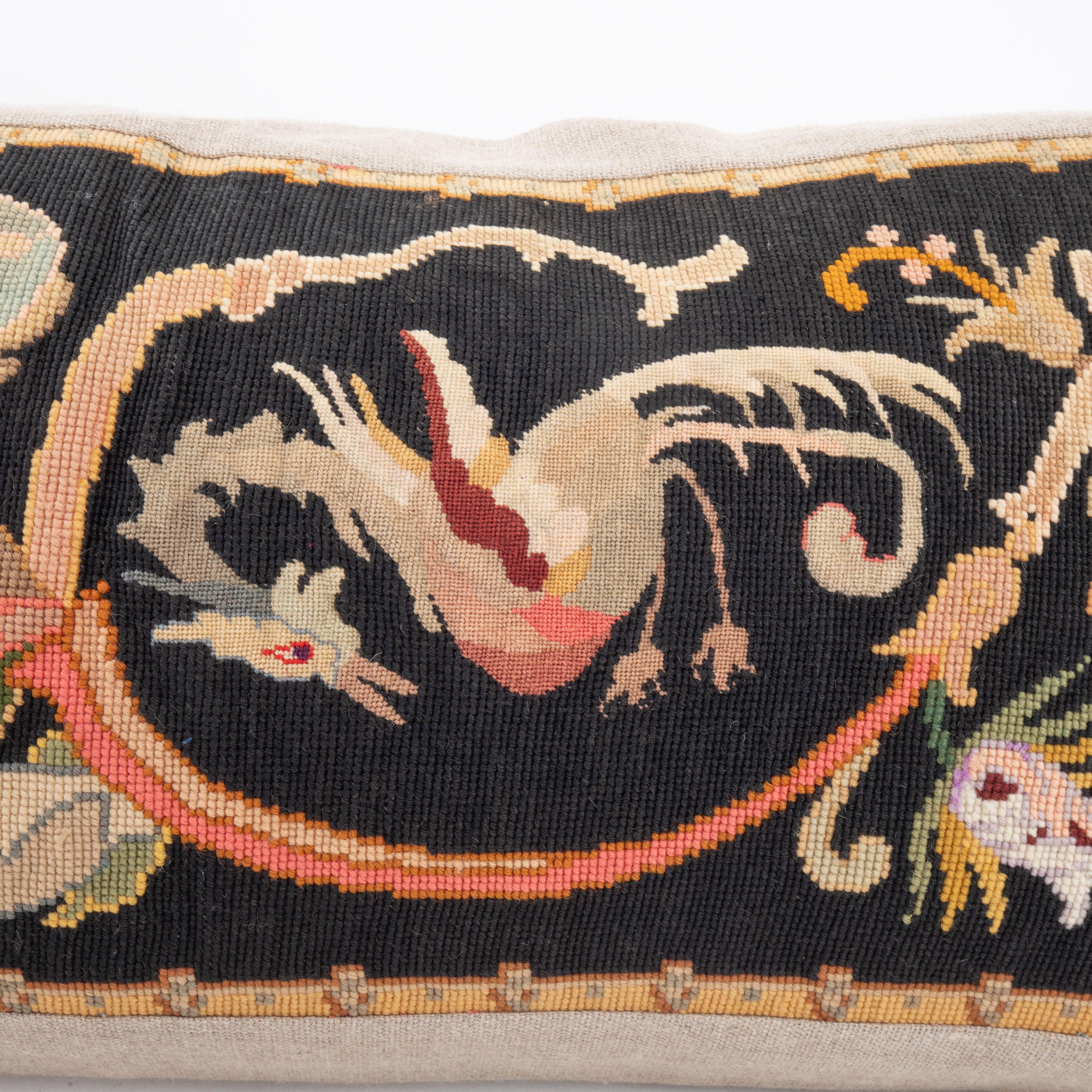 Coussin fabriqué à partir d'une broderie européenne ancienne, fin du 19e siècle. État moyen - En vente à Istanbul, TR