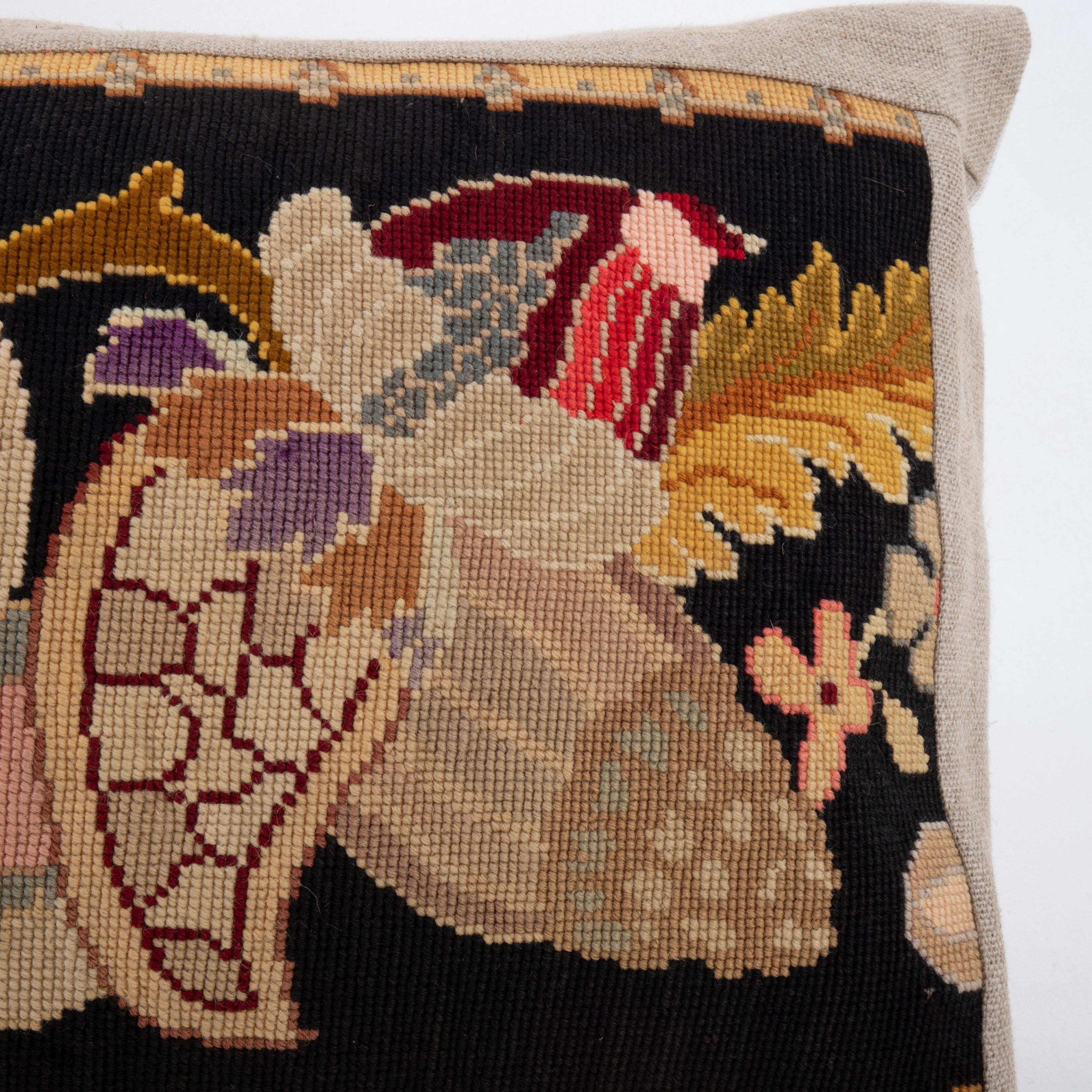 Coussin fabriqué à partir d'une broderie européenne ancienne, fin du 19e siècle. État moyen - En vente à Istanbul, TR