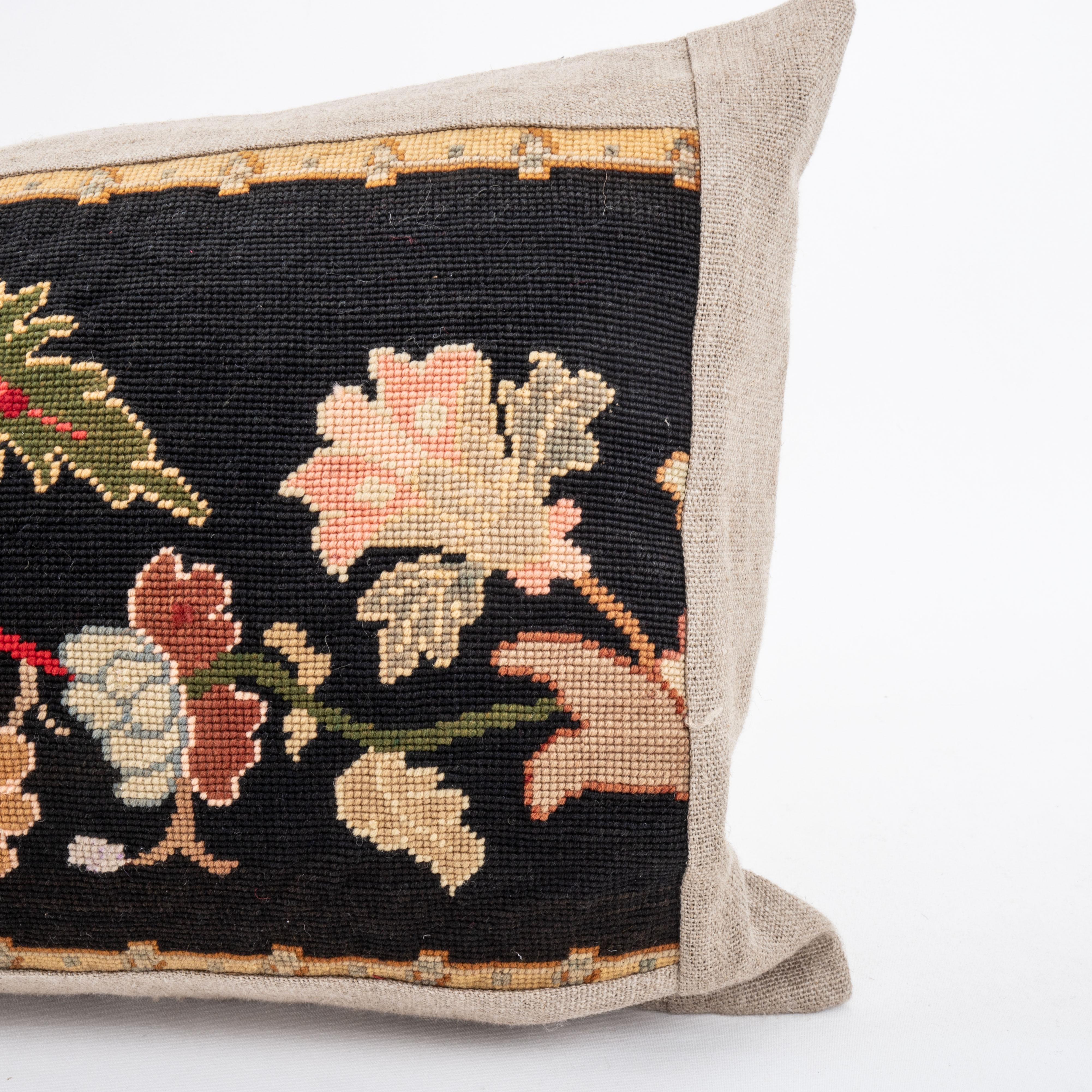 XIXe siècle Coussin fabriqué à partir d'une broderie européenne ancienne, fin du 19e siècle. en vente
