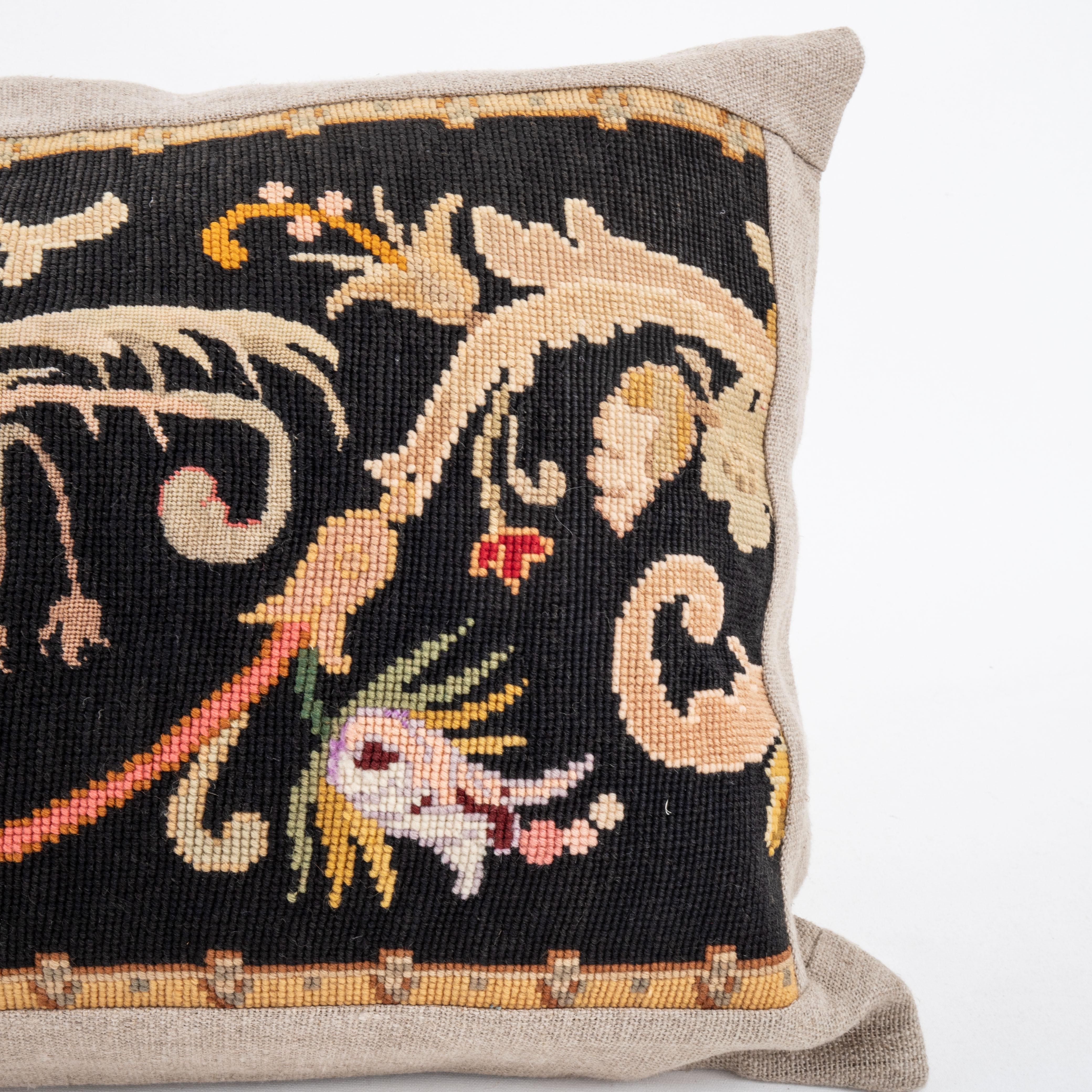 XIXe siècle Coussin fabriqué à partir d'une broderie européenne ancienne, fin du 19e siècle. en vente