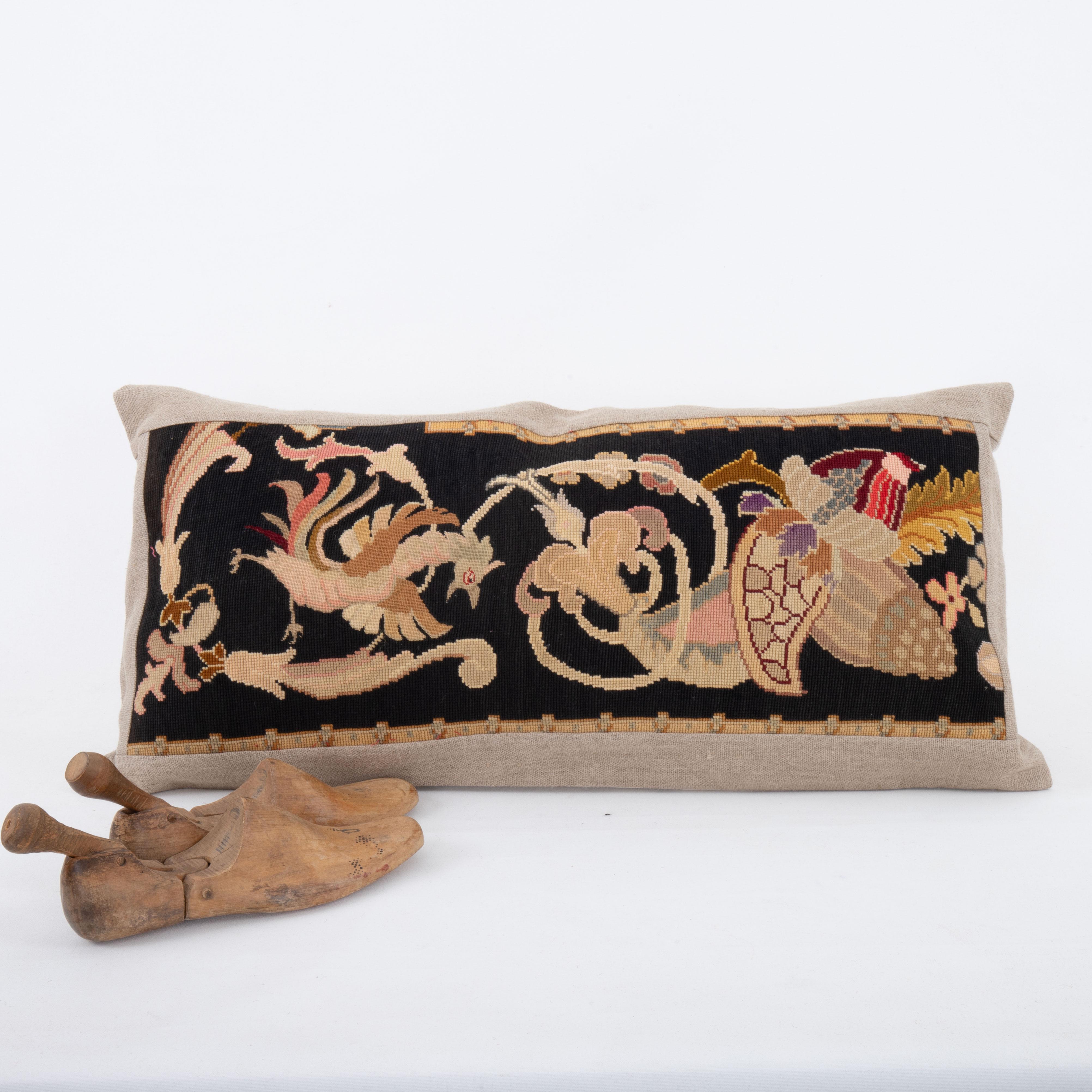XIXe siècle Coussin fabriqué à partir d'une broderie européenne ancienne, fin du 19e siècle. en vente