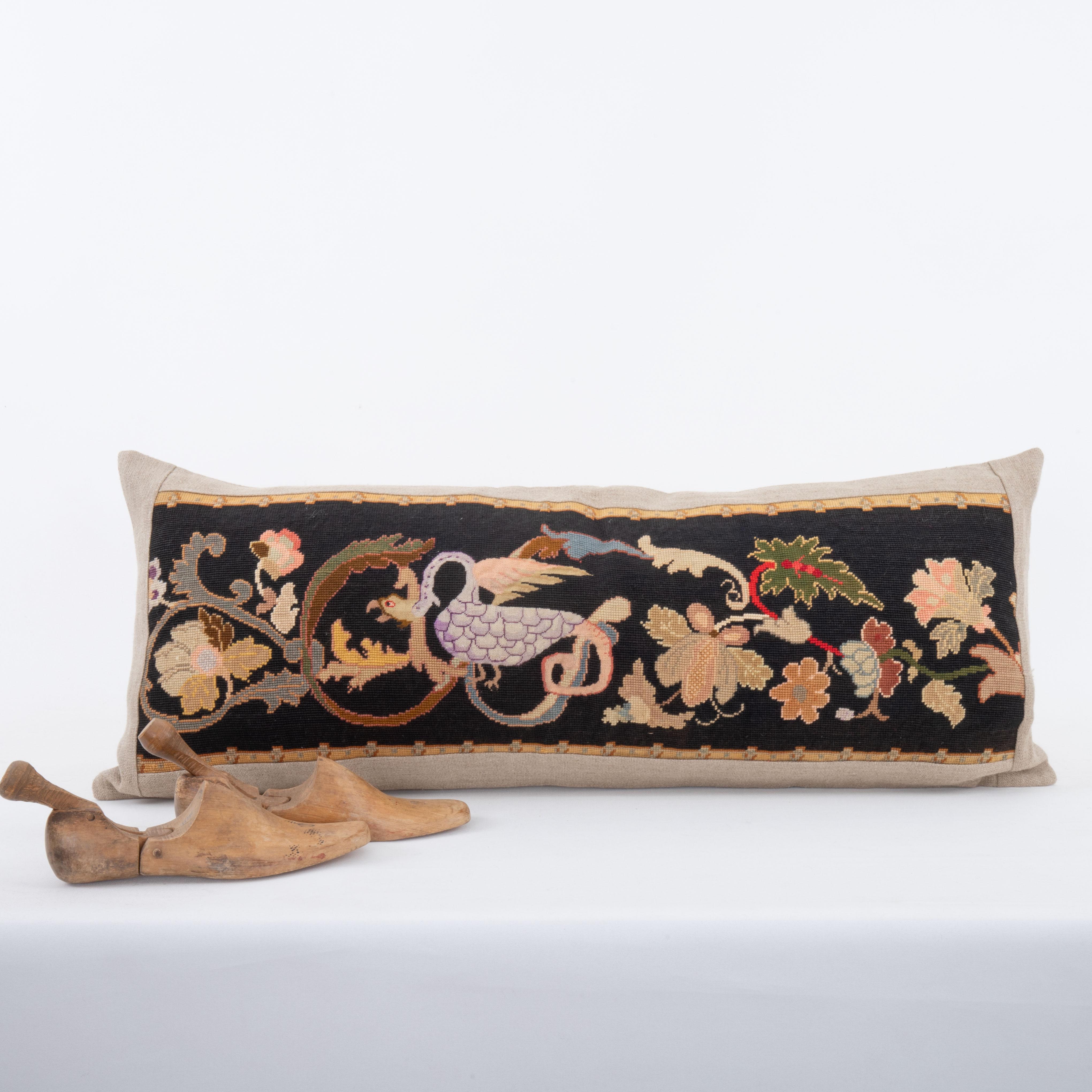 Laine Coussin fabriqué à partir d'une broderie européenne ancienne, fin du 19e siècle. en vente