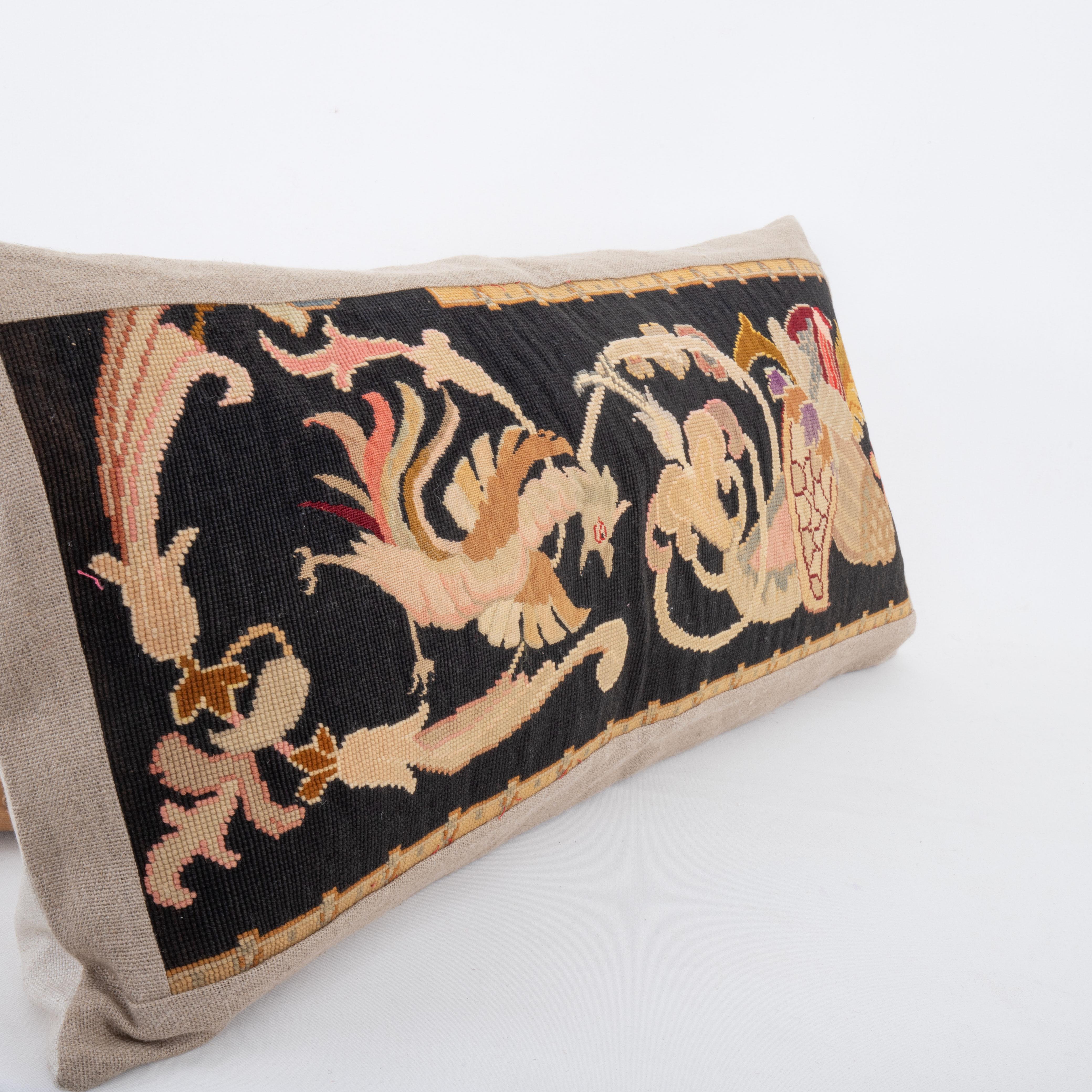 Laine Coussin fabriqué à partir d'une broderie européenne ancienne, fin du 19e siècle. en vente