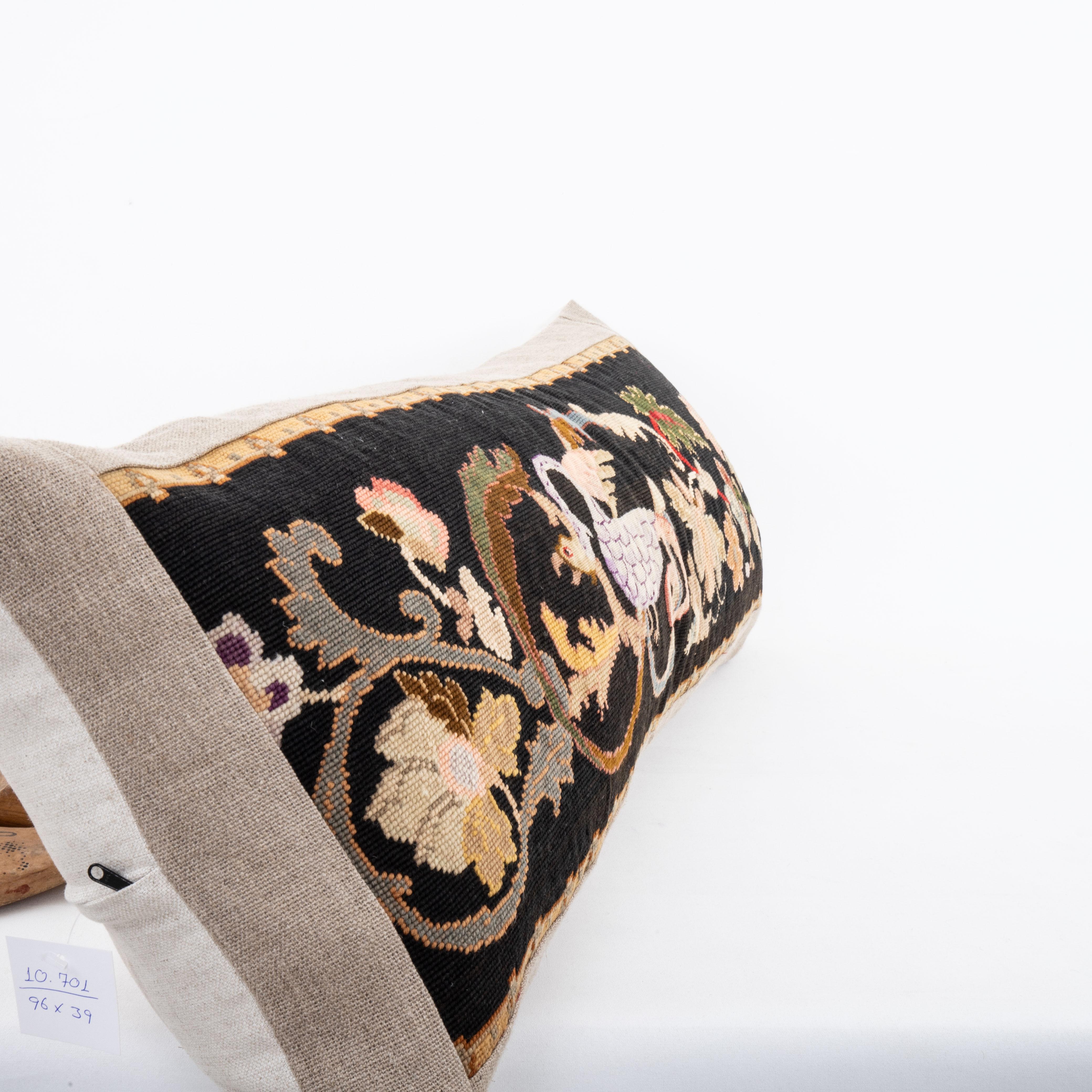 Coussin fabriqué à partir d'une broderie européenne ancienne, fin du 19e siècle. en vente 1