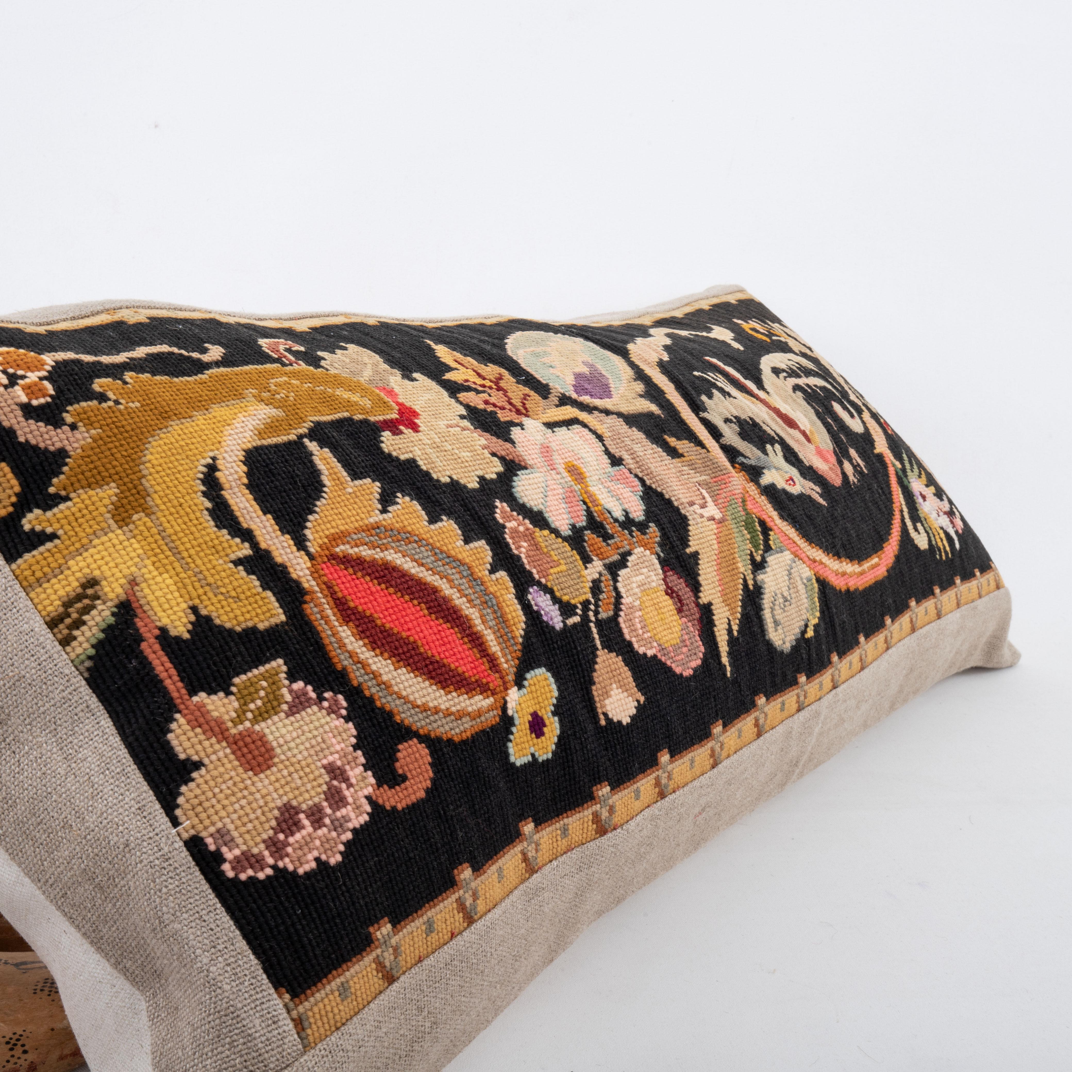 Coussin fabriqué à partir d'une broderie européenne ancienne, fin du 19e siècle. en vente 1