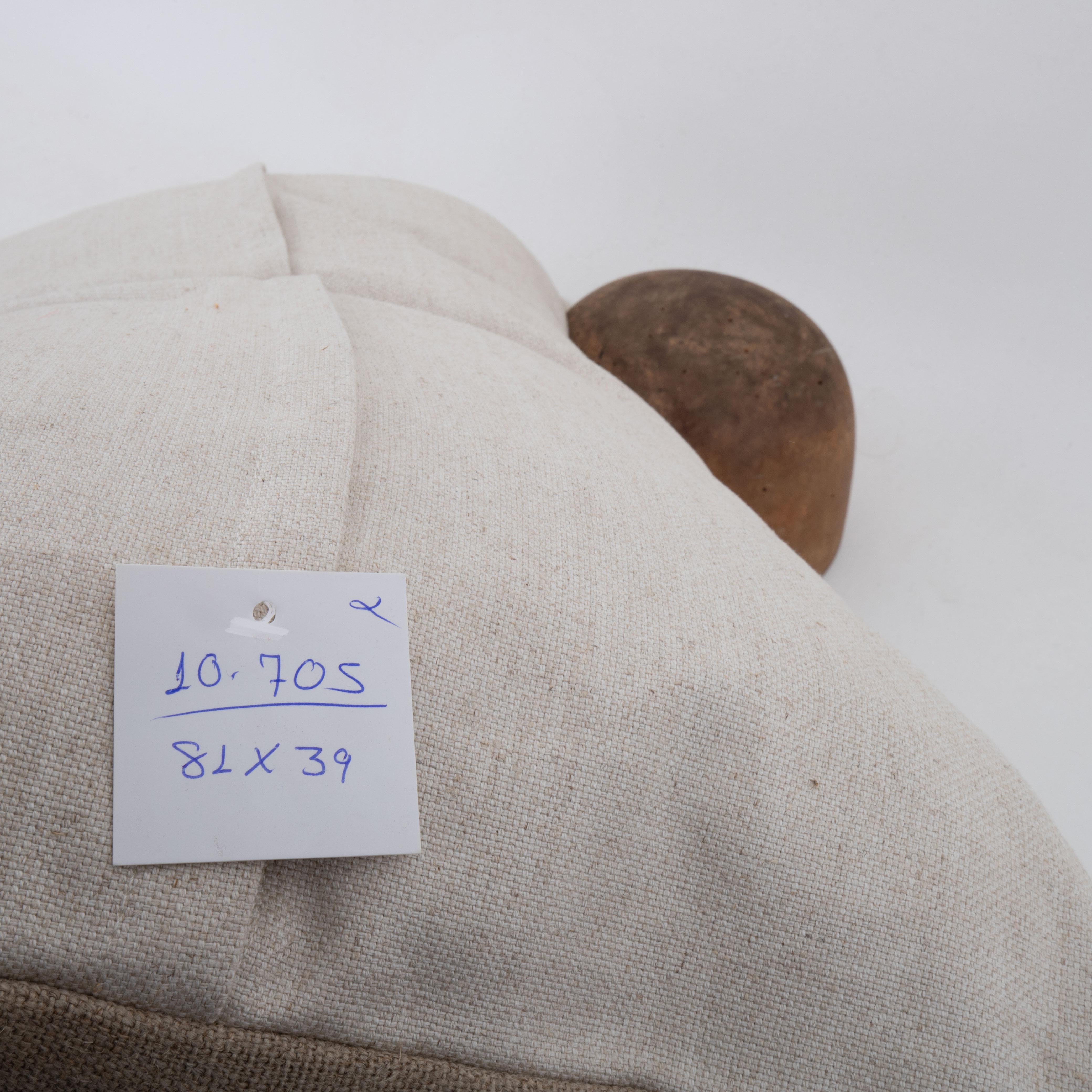 Coussin fabriqué à partir d'une broderie européenne ancienne, fin du 19e siècle. en vente 1