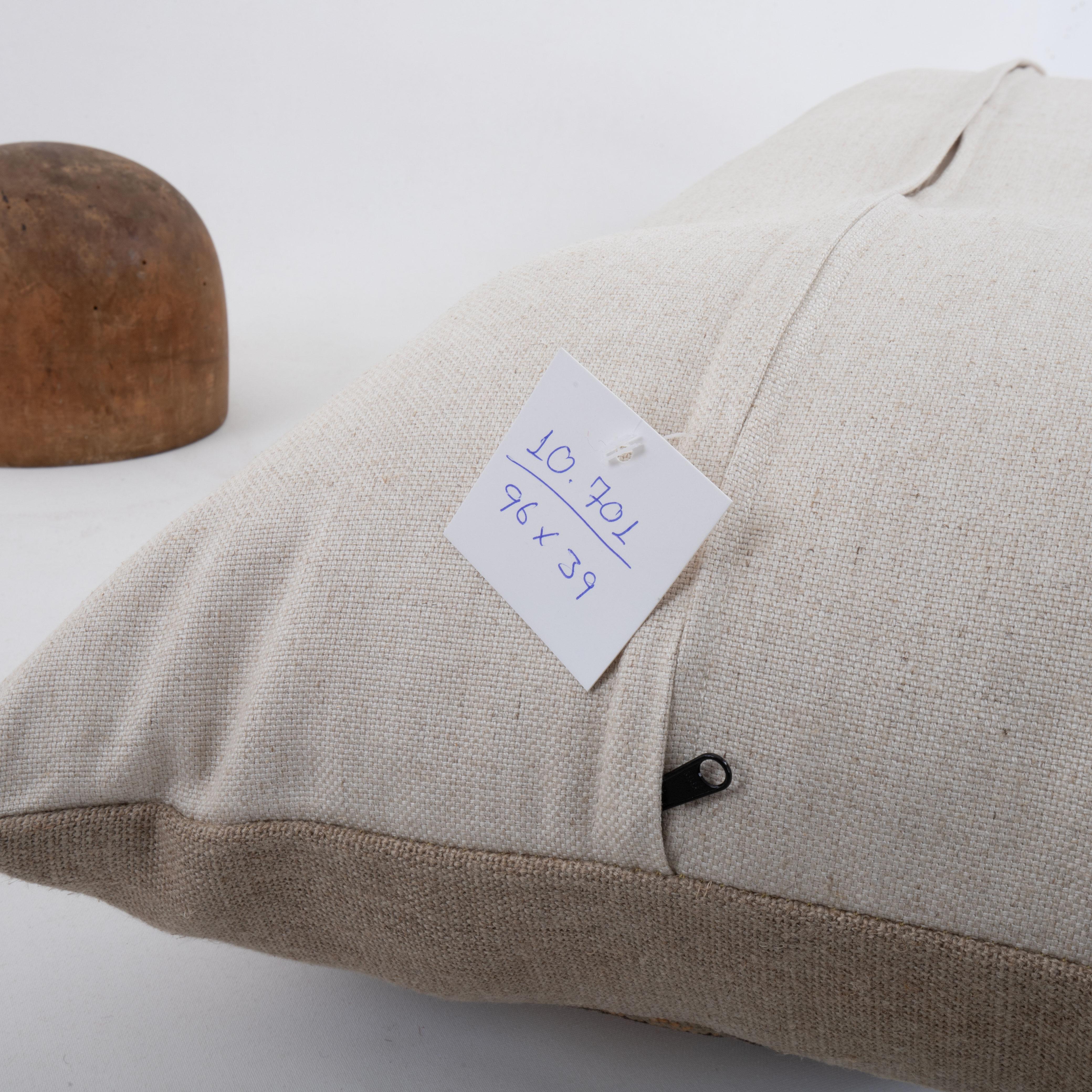 Coussin fabriqué à partir d'une broderie européenne ancienne, fin du 19e siècle. en vente 2