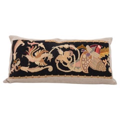 Coussin fabriqué à partir d'une broderie européenne ancienne, fin du 19e siècle.