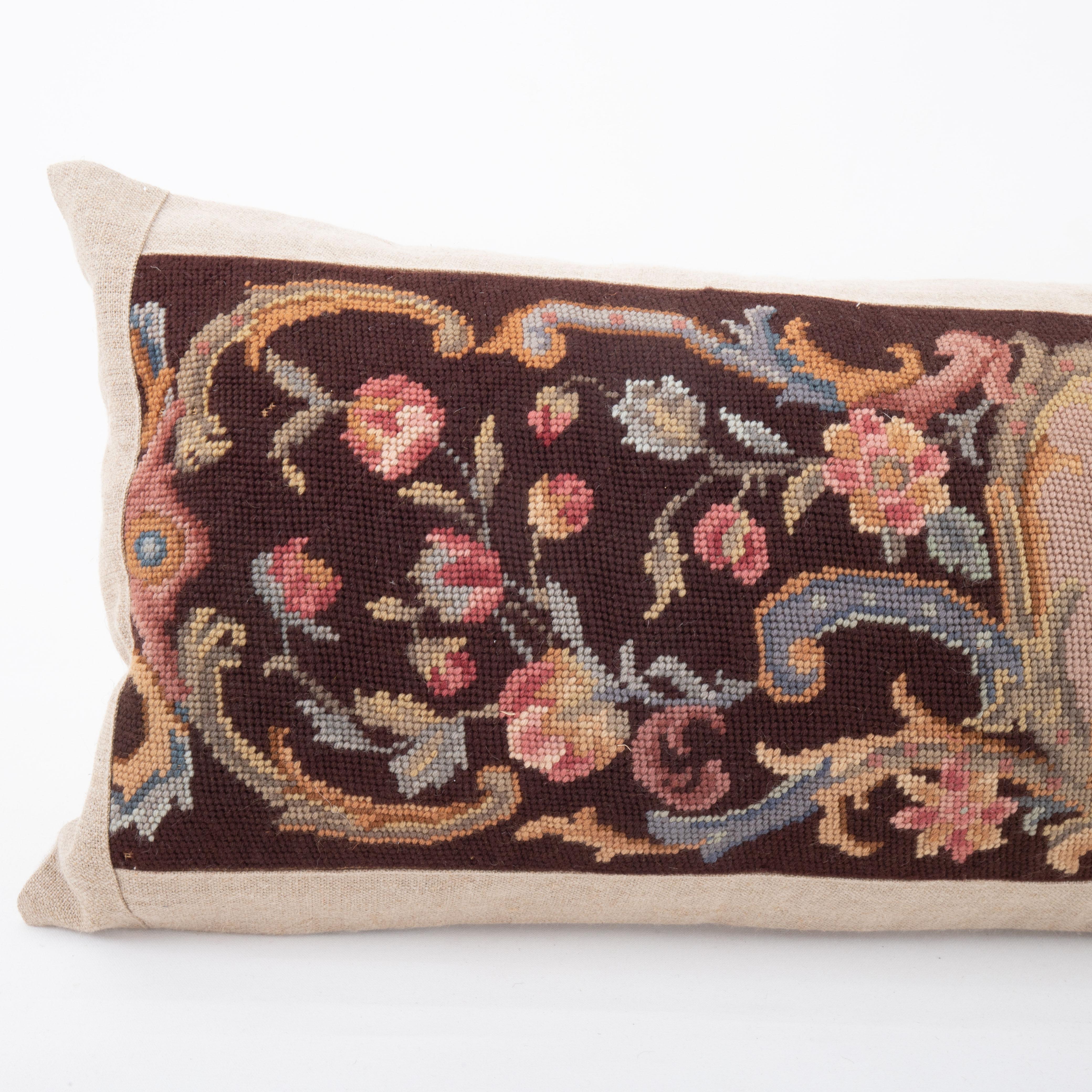 Anglais Coussin fabriqué à partir d'une broderie européenne ancienne, fin du 20e siècle. en vente