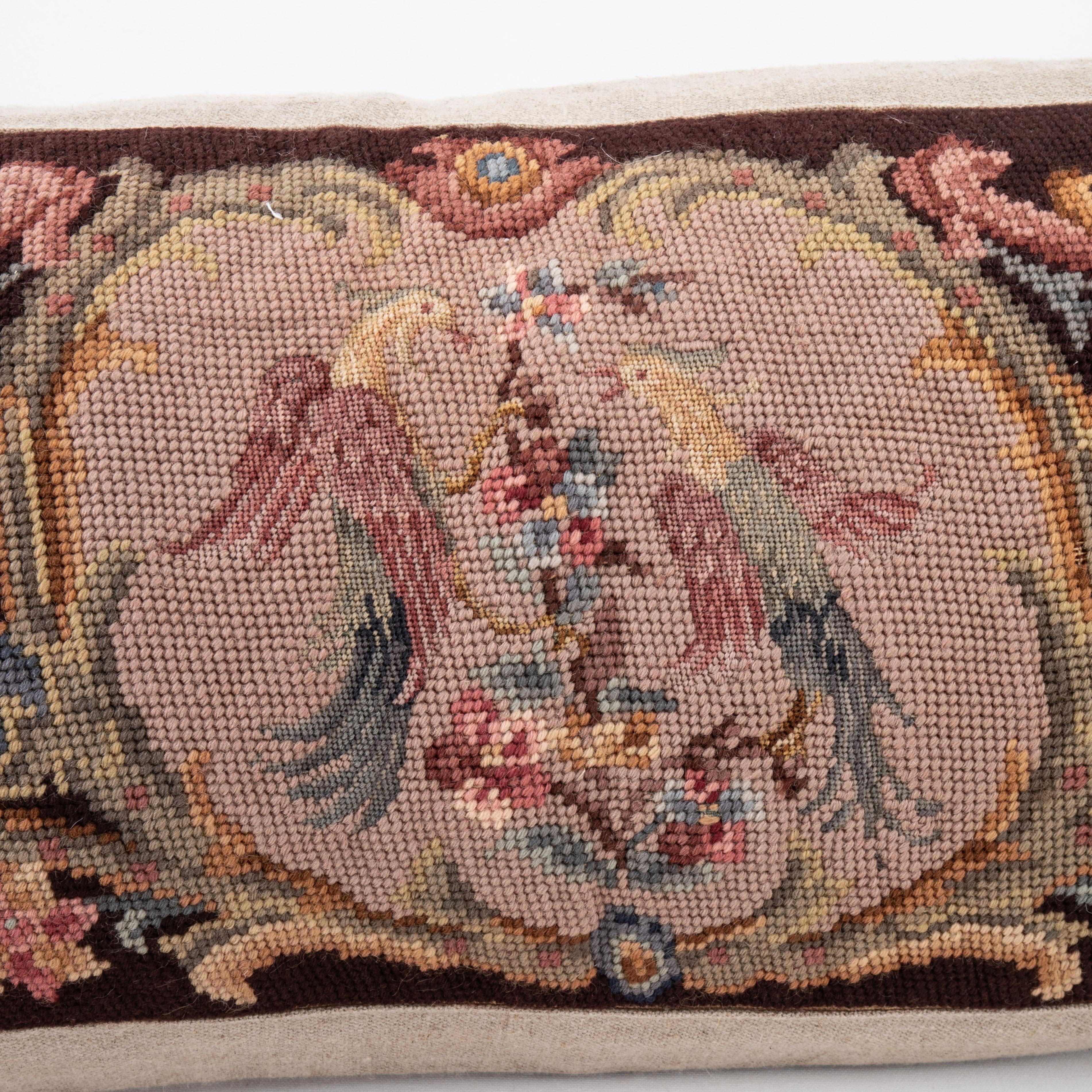 Brodé Coussin fabriqué à partir d'une broderie européenne ancienne, fin du 20e siècle. en vente