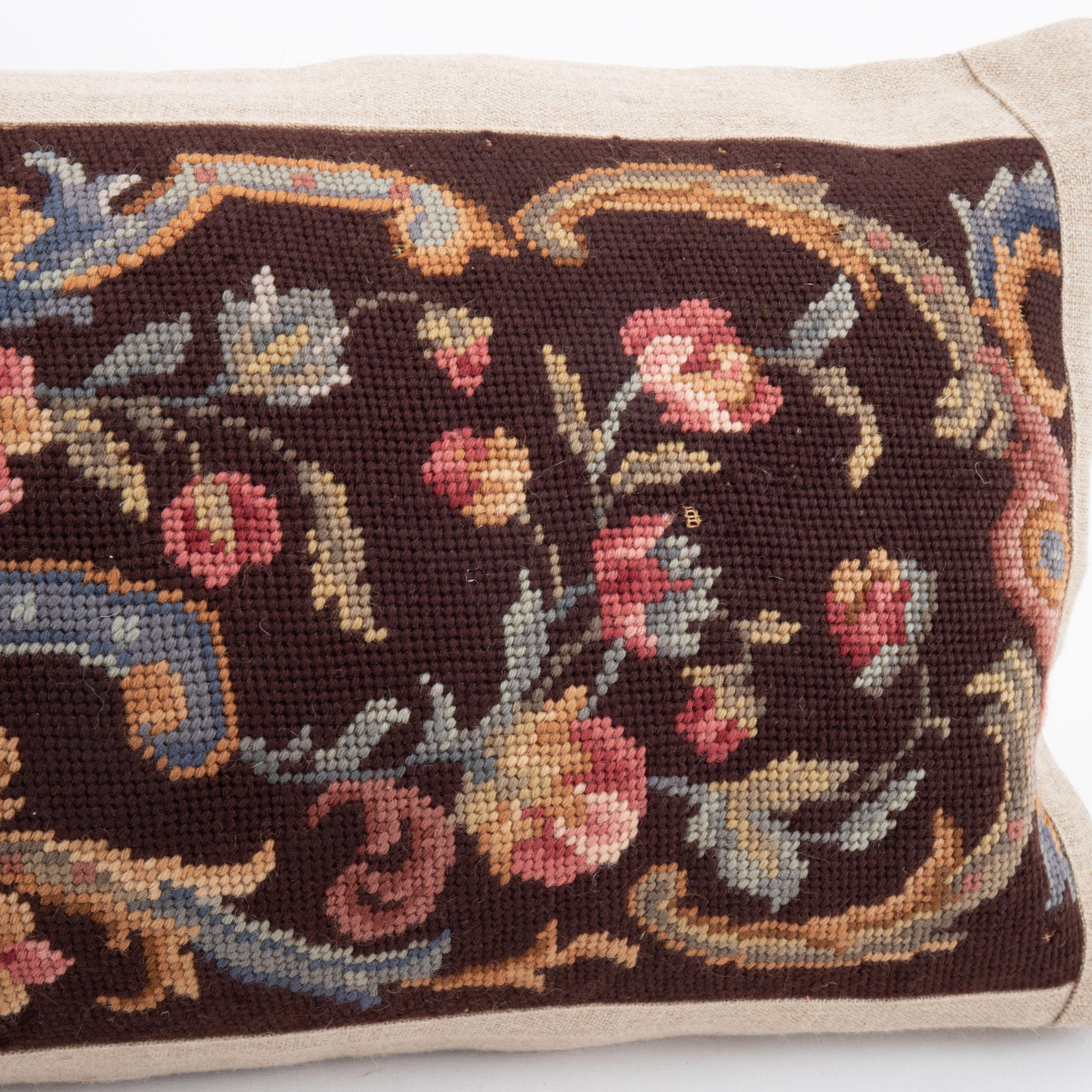 Coussin fabriqué à partir d'une broderie européenne ancienne, fin du 20e siècle. État moyen - En vente à Istanbul, TR