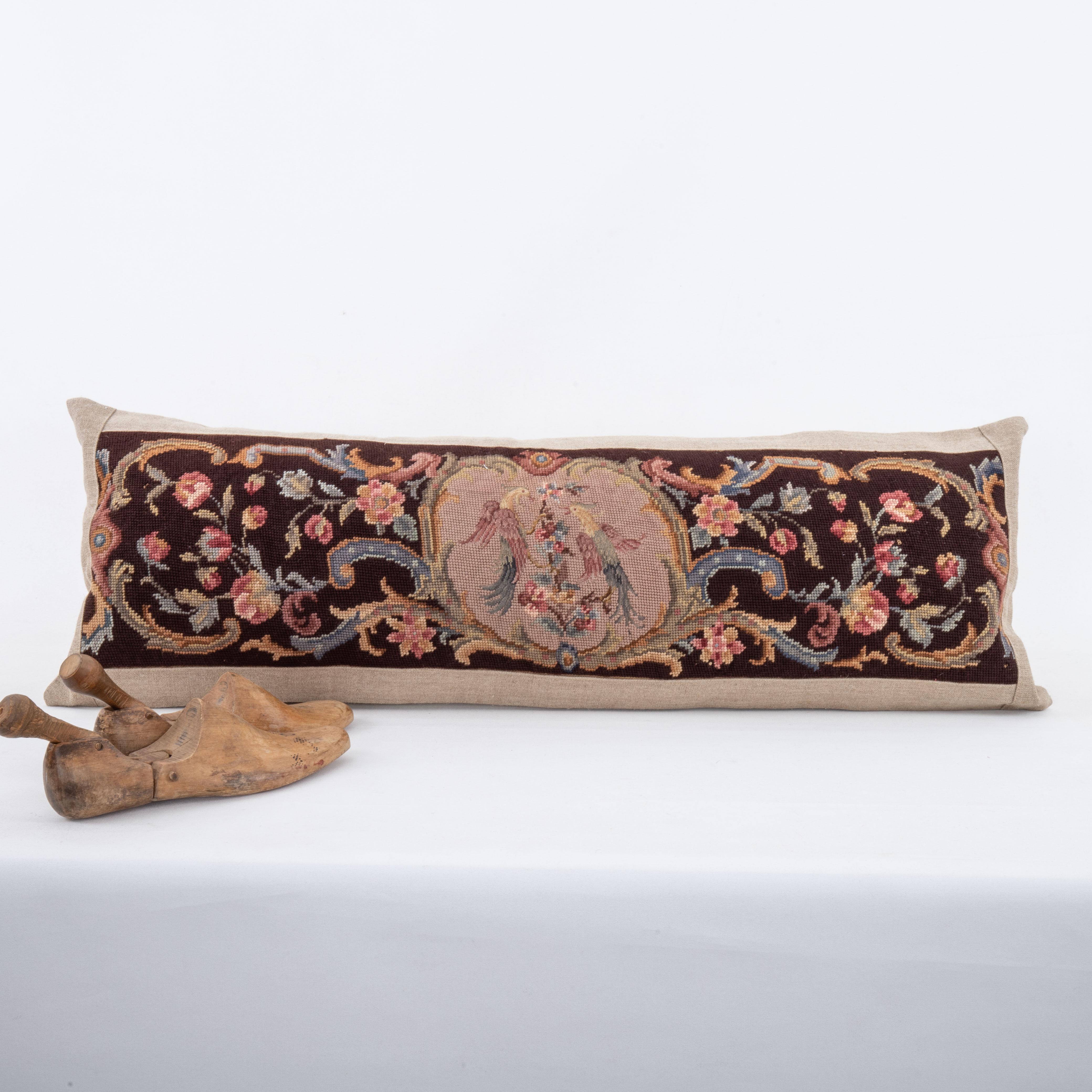 20ième siècle Coussin fabriqué à partir d'une broderie européenne ancienne, fin du 20e siècle. en vente