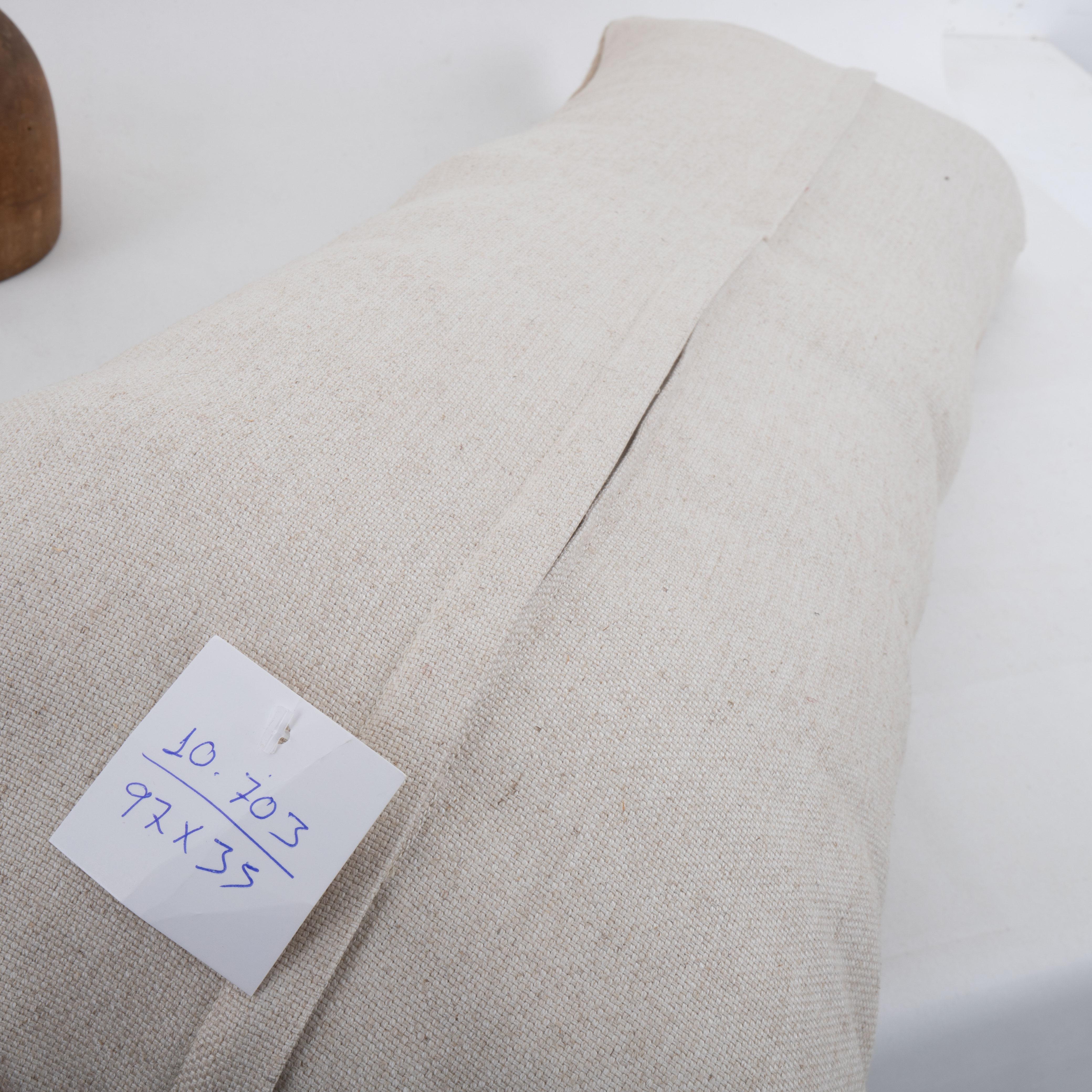 Laine Coussin fabriqué à partir d'une broderie européenne ancienne, fin du 20e siècle. en vente