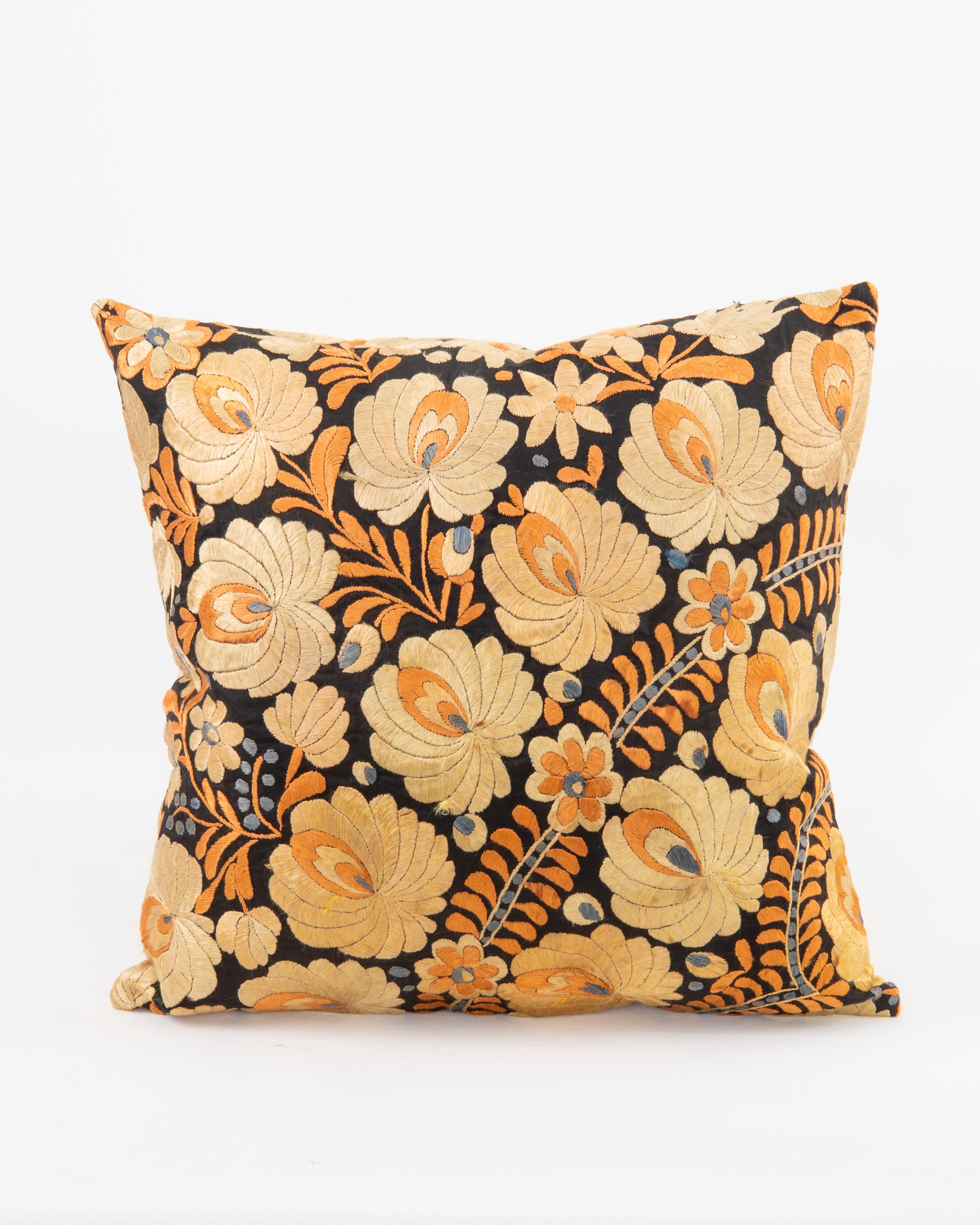 Il n'est pas livré avec un insert.
Du lin à l'arrière.
Fermeture à glissière.
Nettoyage à sec recommandé.
