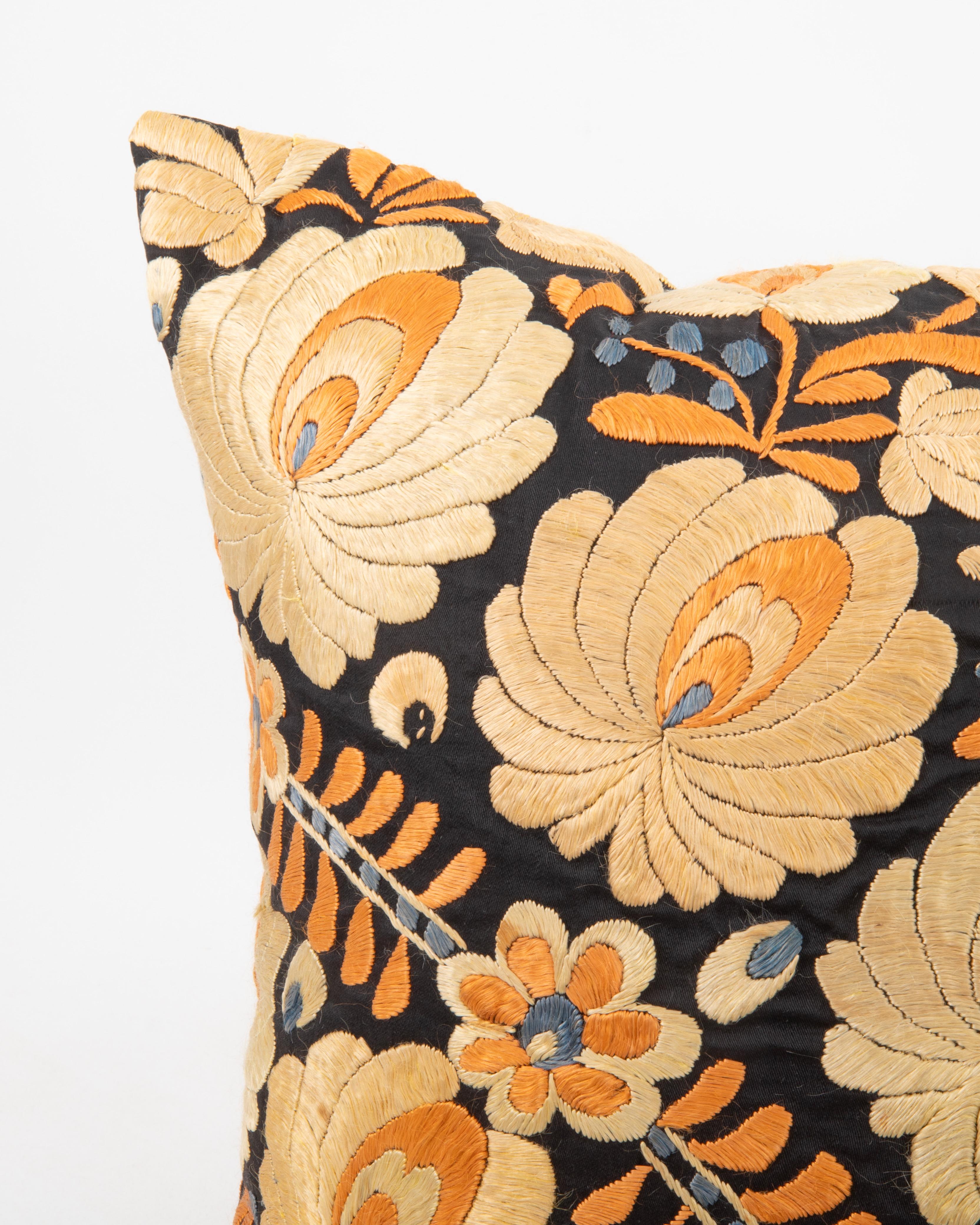 Artisanat Taie d'oreiller réalisée à partir d'une broderie hongroise ancienne en vente