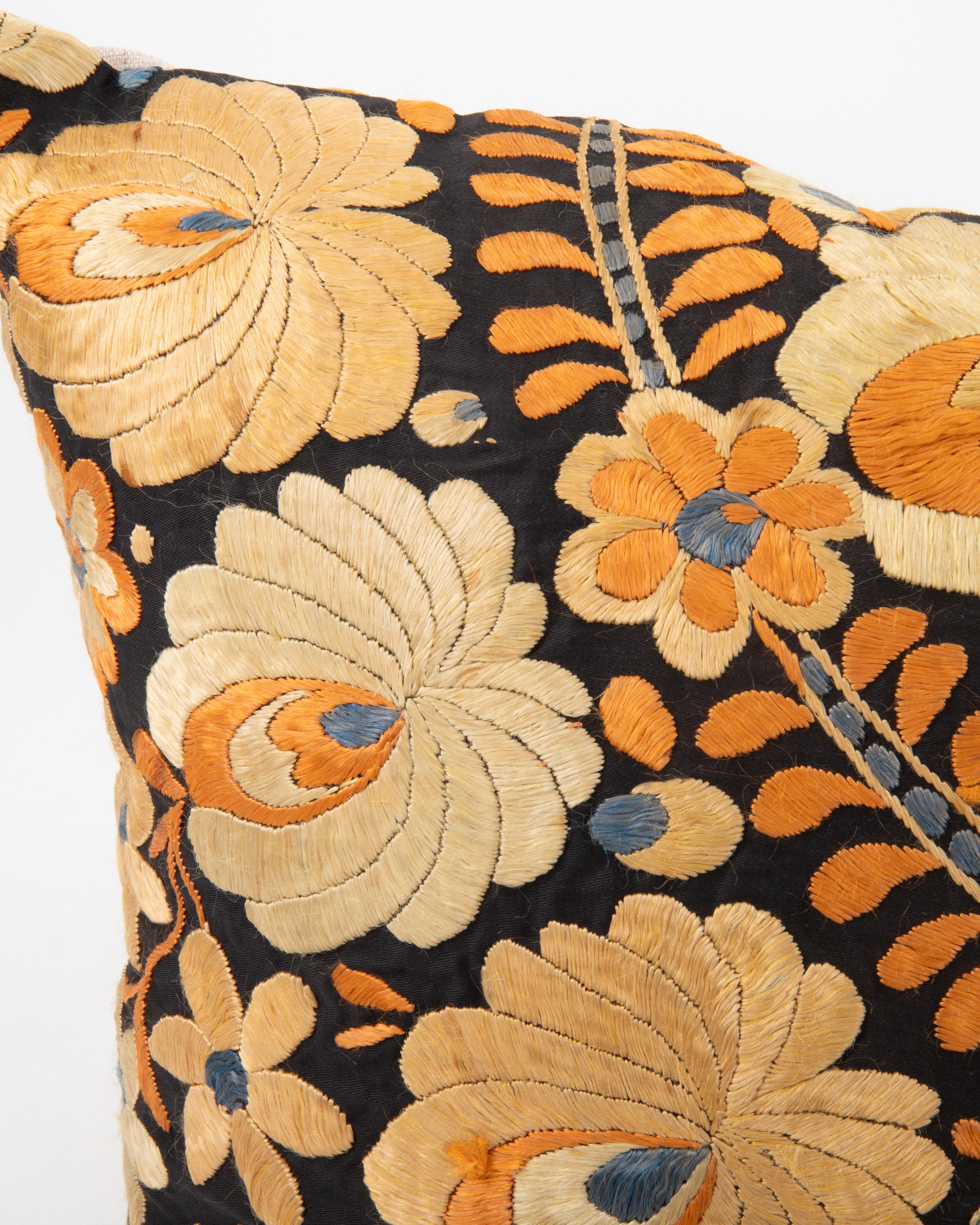 Artisanat Taie d'oreiller réalisée à partir d'une broderie hongroise ancienne en vente