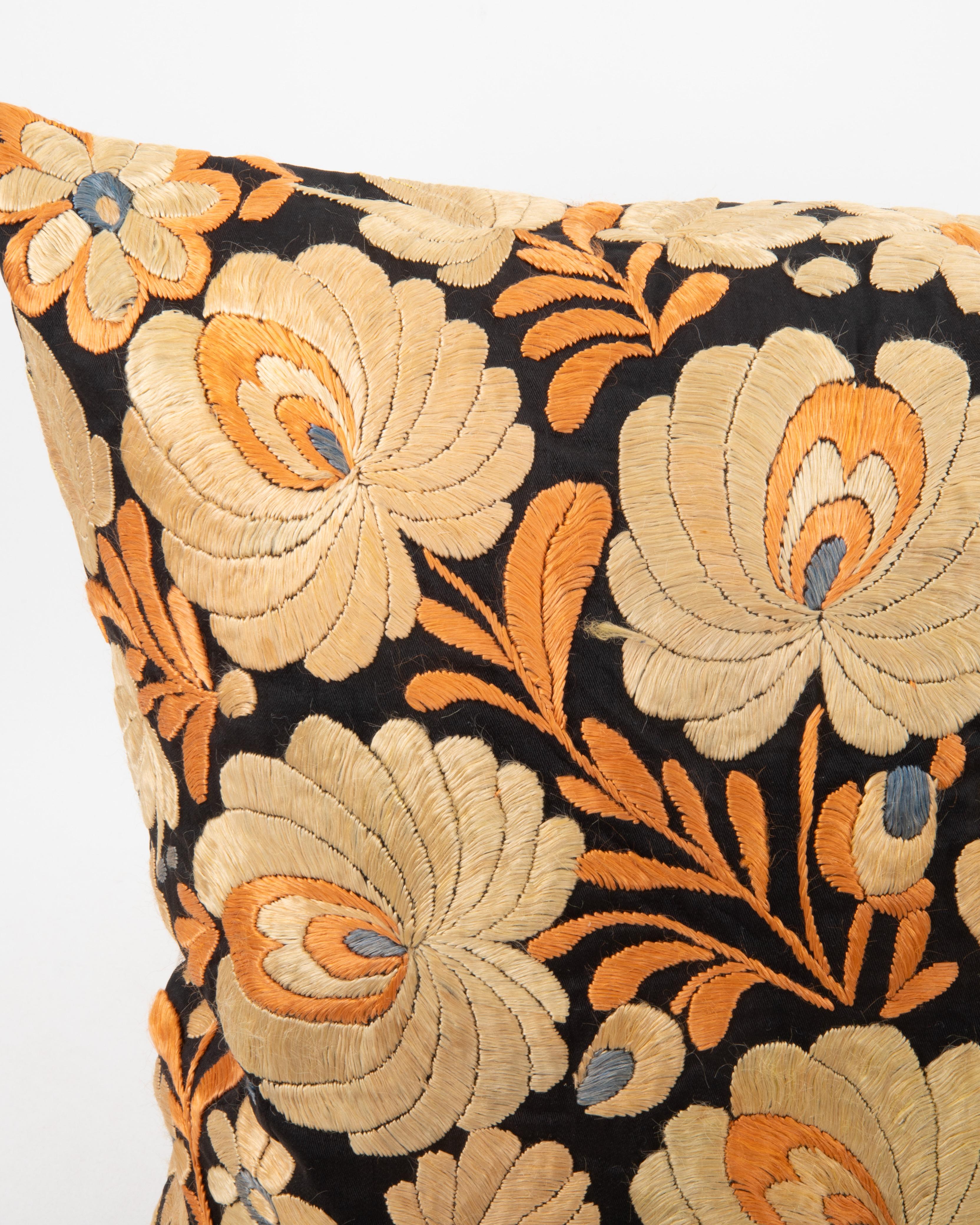 Artisanat Taie d'oreiller réalisée à partir d'une broderie hongroise ancienne en vente