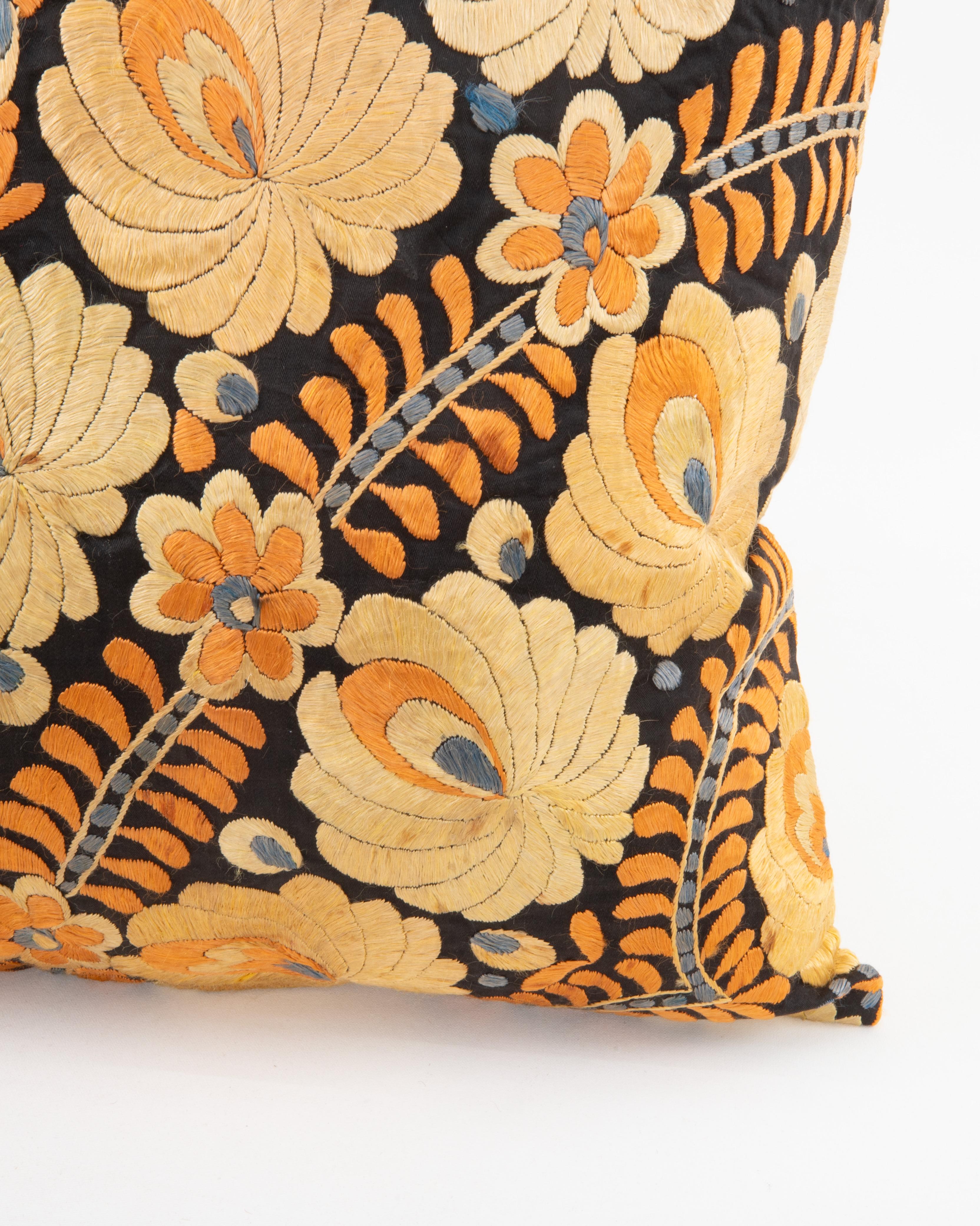 Hongrois Taie d'oreiller réalisée à partir d'une broderie hongroise ancienne en vente