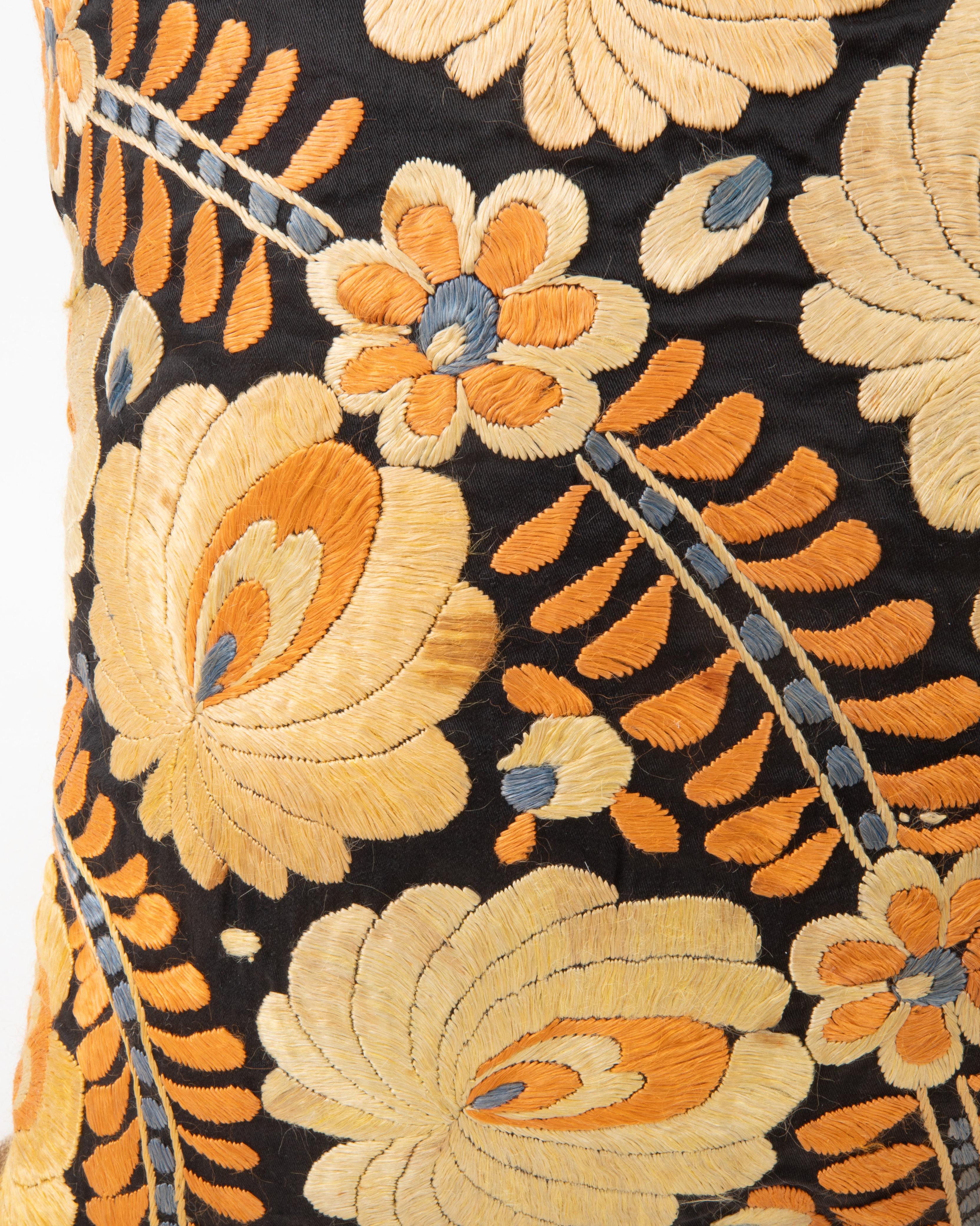 Brodé Taie d'oreiller réalisée à partir d'une broderie hongroise ancienne en vente