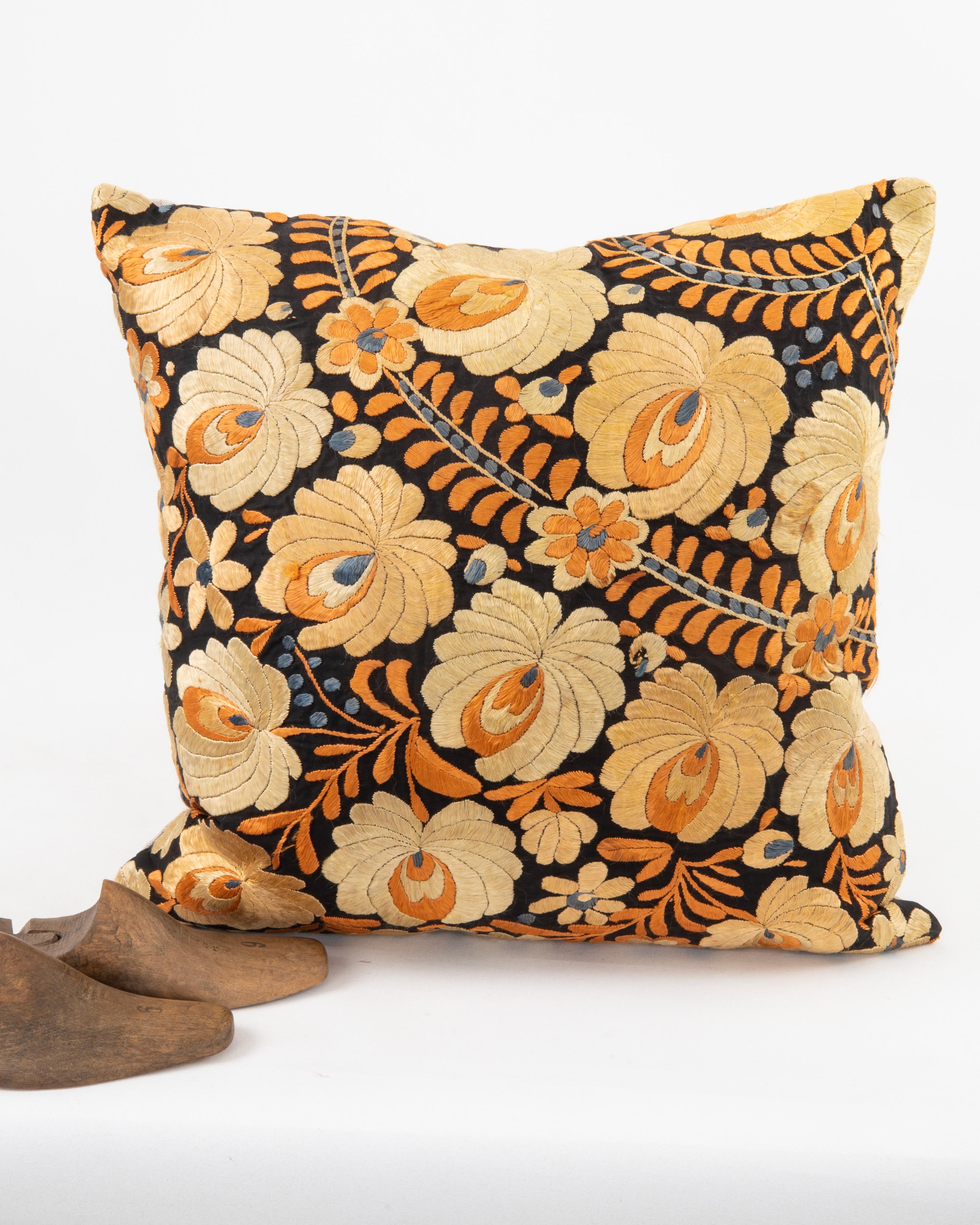 Brodé Taie d'oreiller réalisée à partir d'une broderie hongroise ancienne en vente