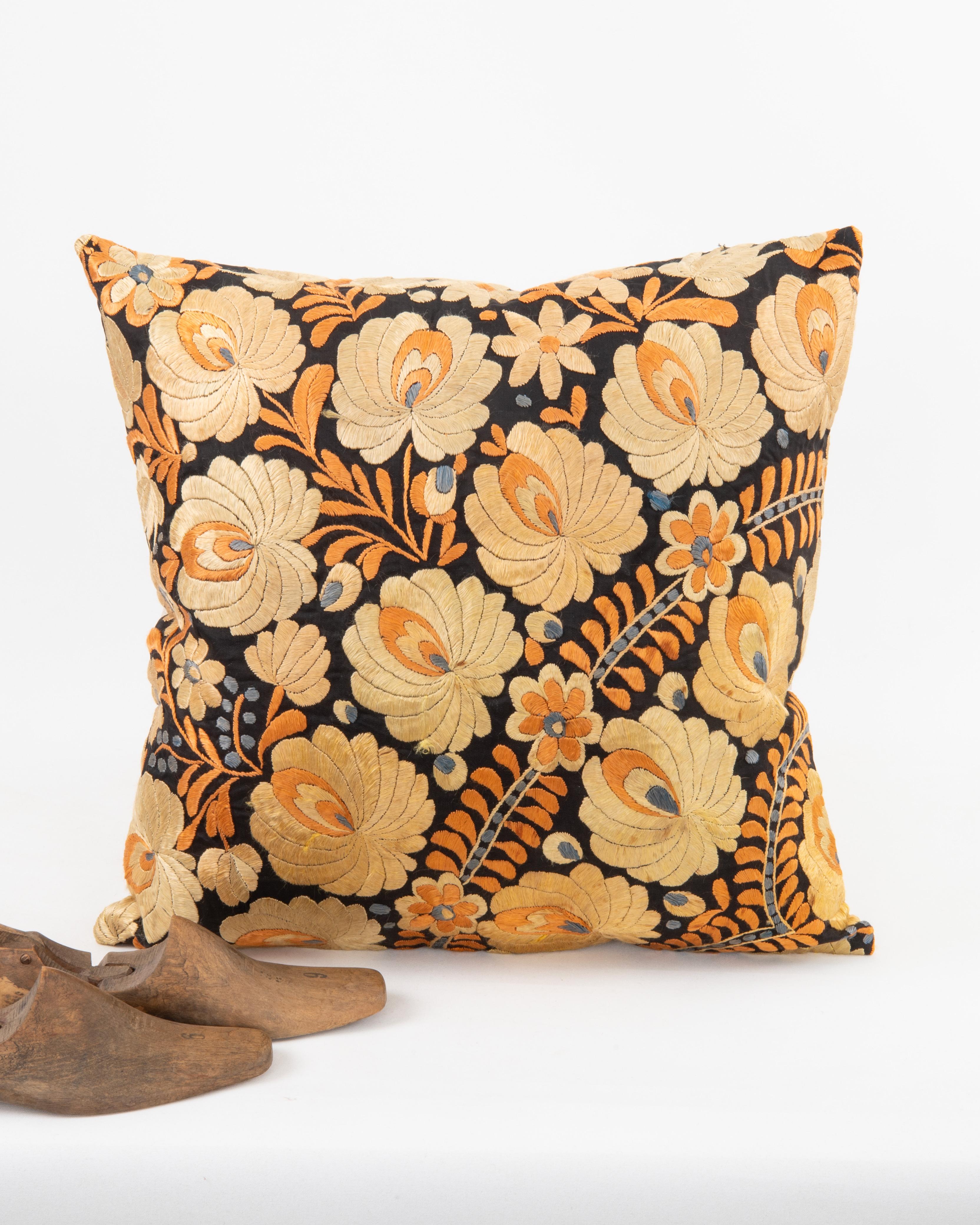 Taie d'oreiller réalisée à partir d'une broderie hongroise ancienne Bon état - En vente à Istanbul, TR