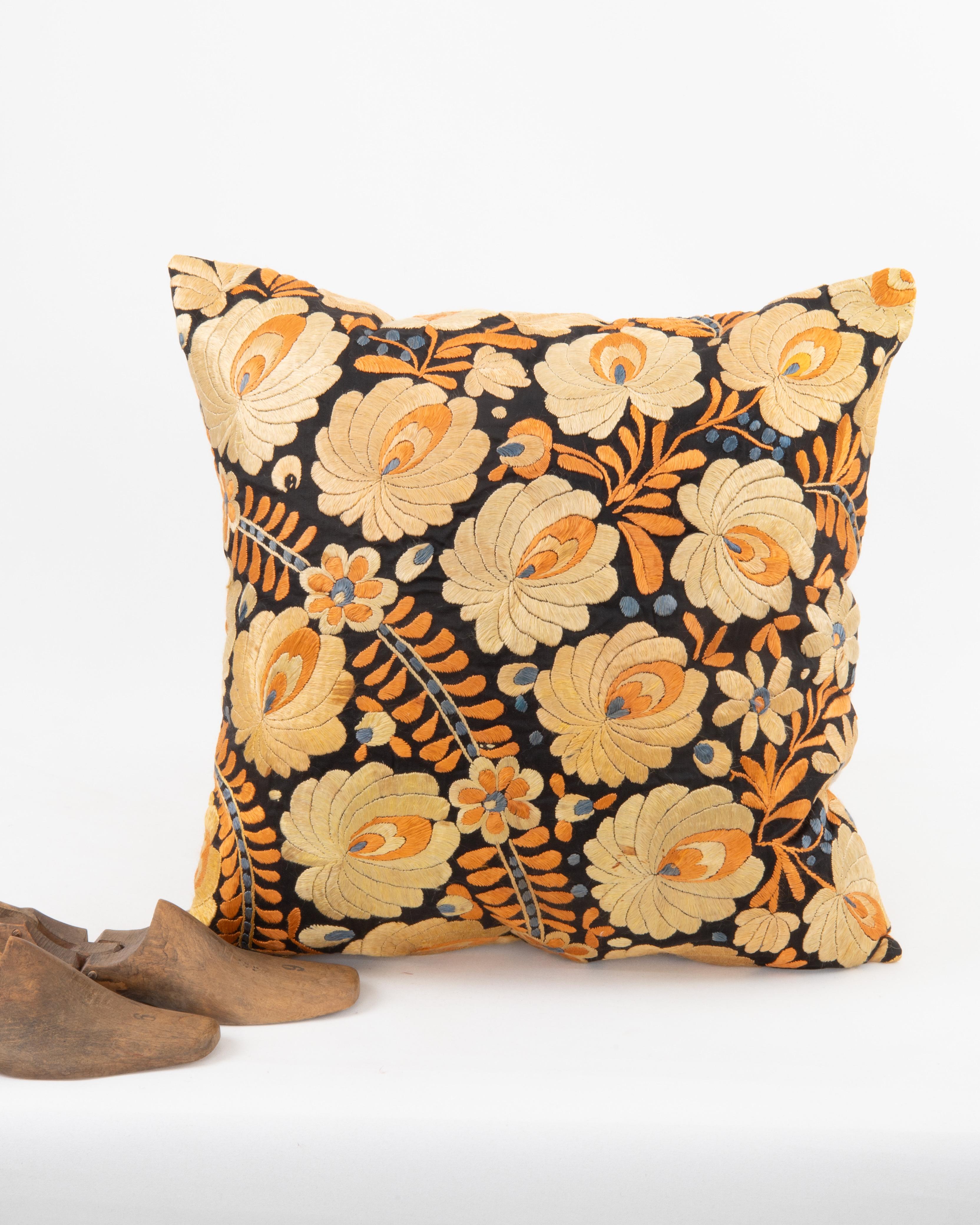 Taie d'oreiller réalisée à partir d'une broderie hongroise ancienne Bon état - En vente à Istanbul, TR