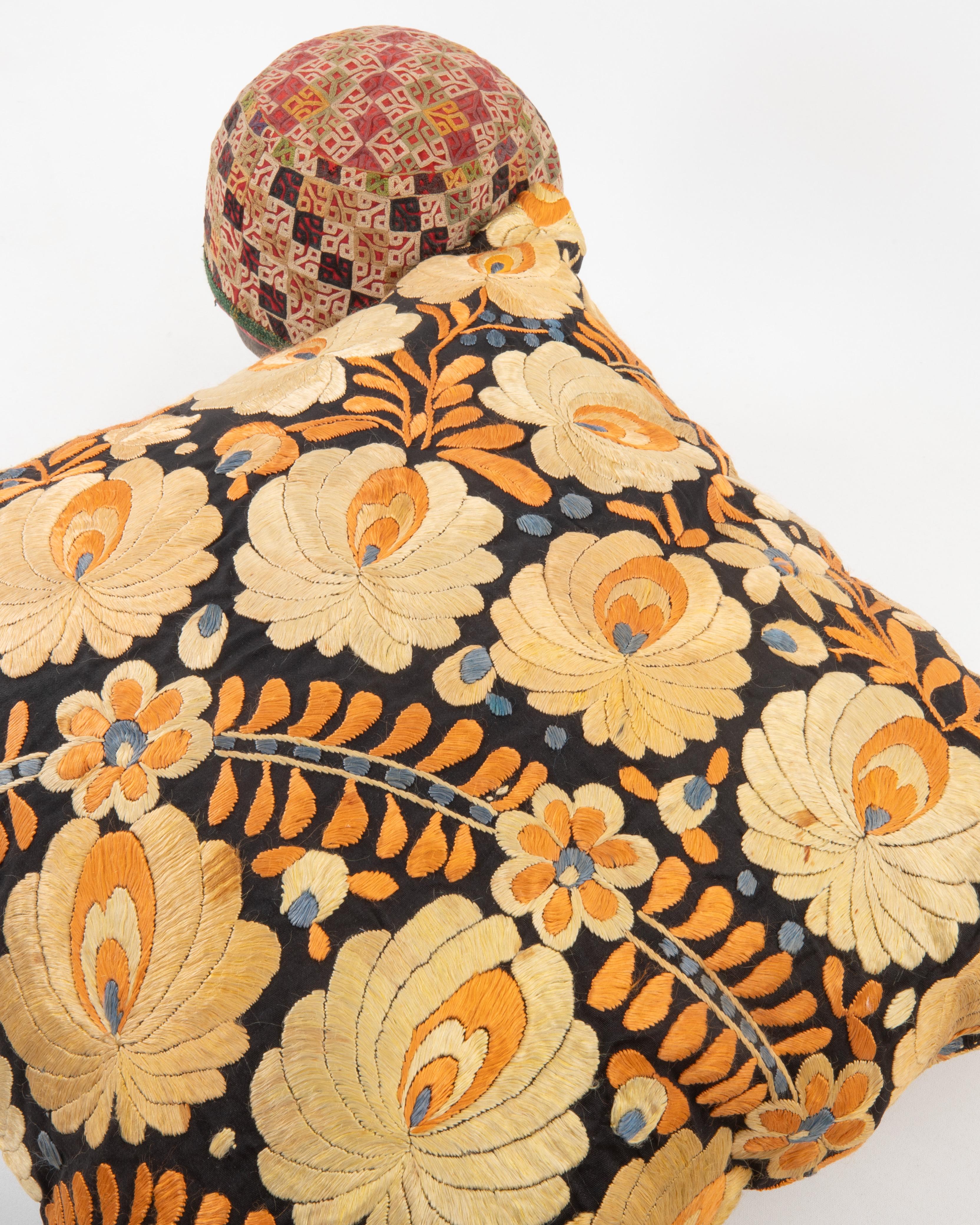 20ième siècle Taie d'oreiller réalisée à partir d'une broderie hongroise ancienne en vente