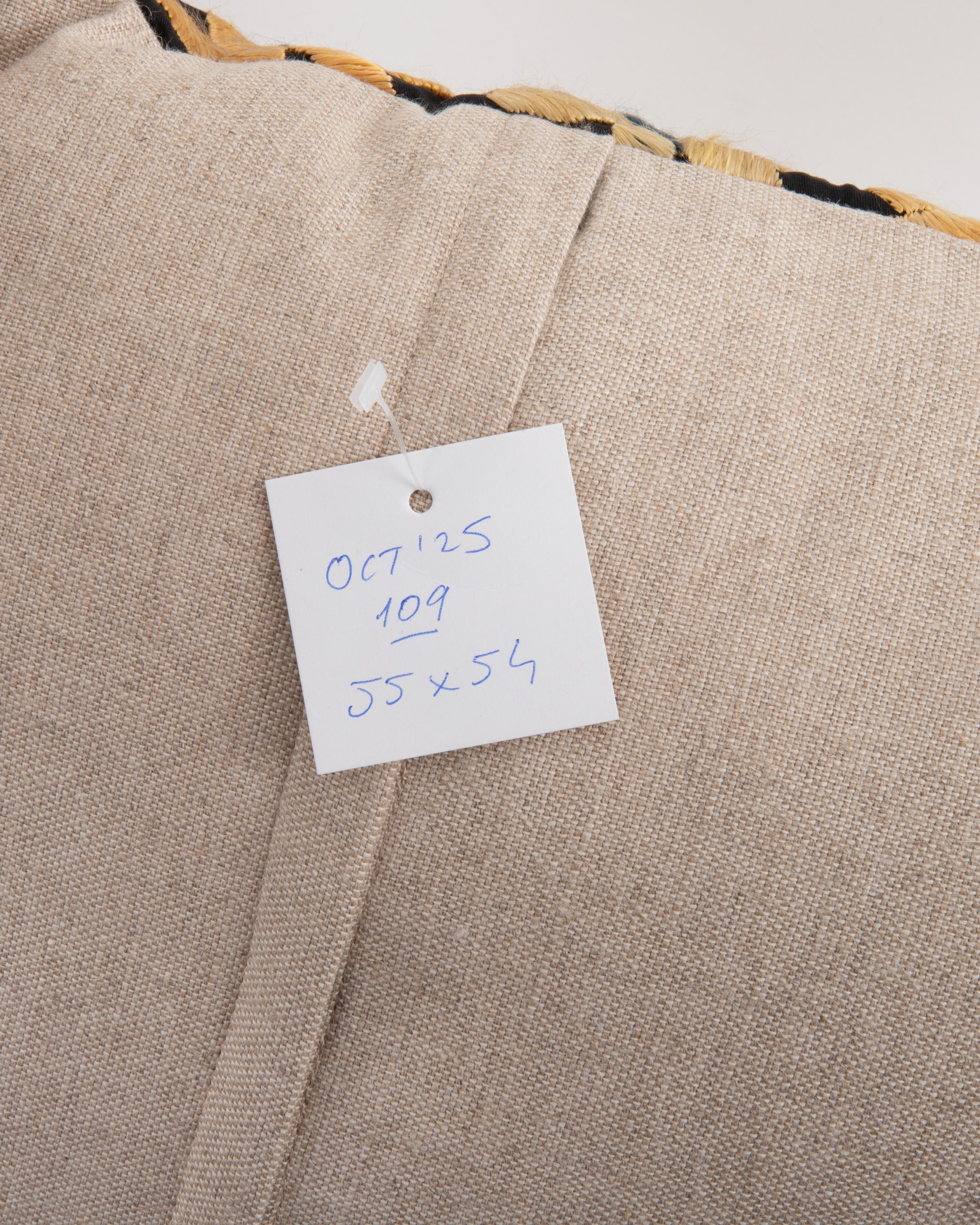 20ième siècle Taie d'oreiller réalisée à partir d'une broderie hongroise ancienne en vente