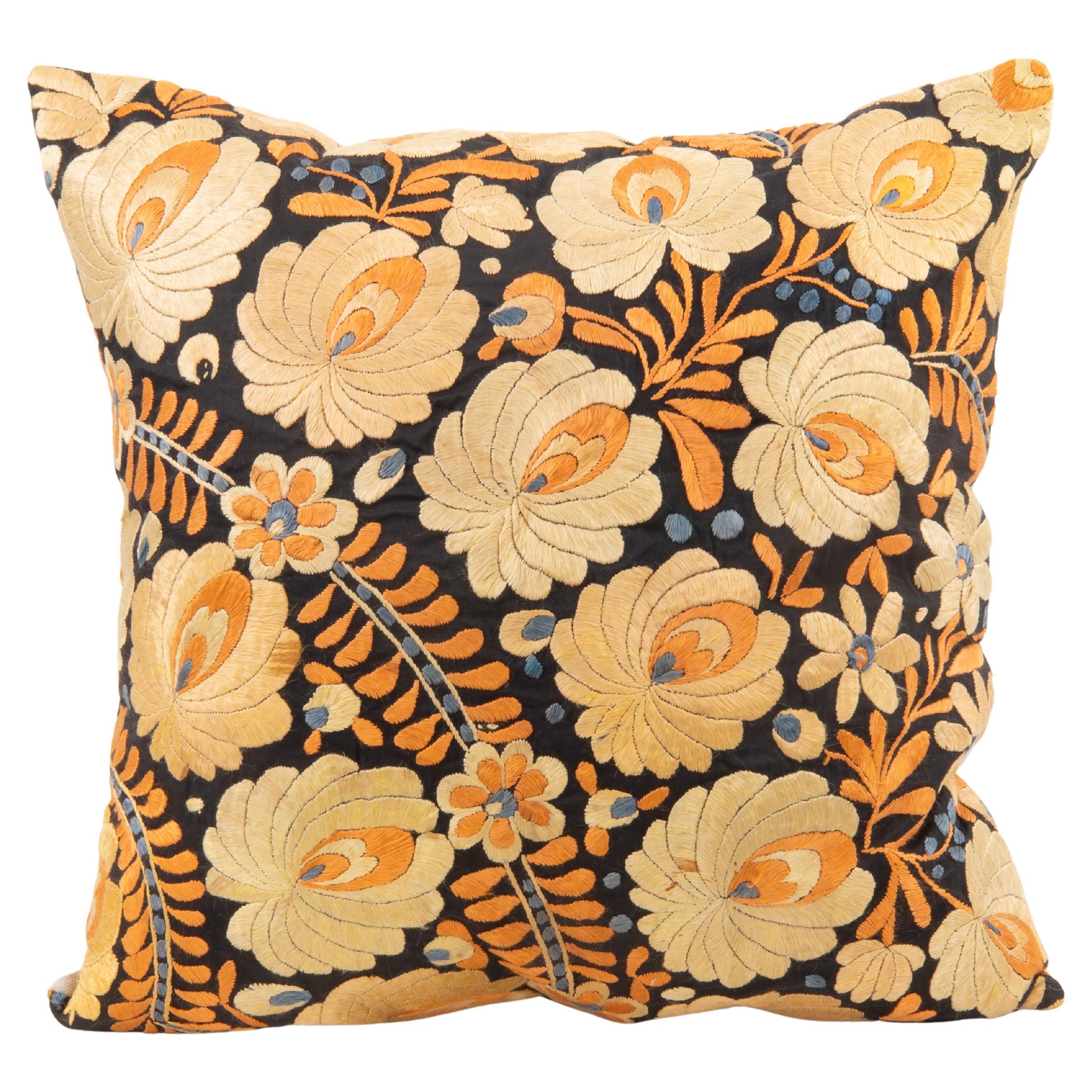 Taie d'oreiller réalis�ée à partir d'une broderie hongroise ancienne en vente