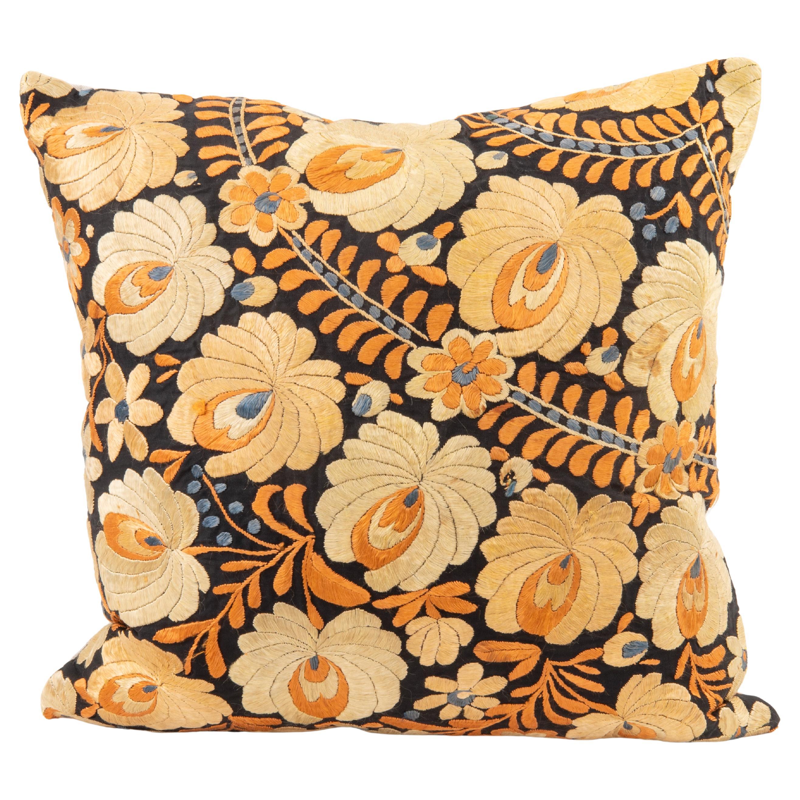 Taie d'oreiller réalisée à partir d'une broderie hongroise ancienne