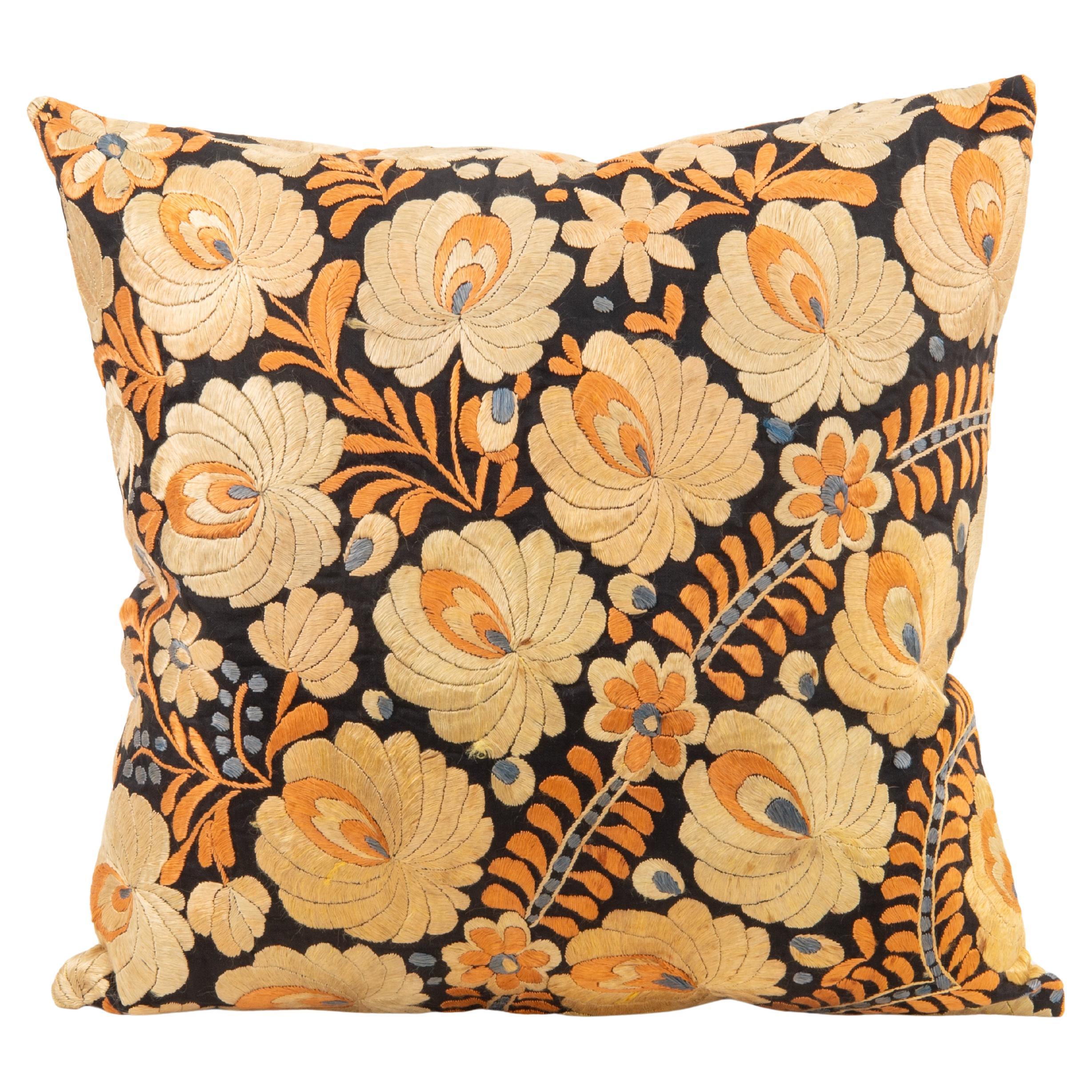 Taie d'oreiller réalisée à partir d'une broderie hongroise ancienne