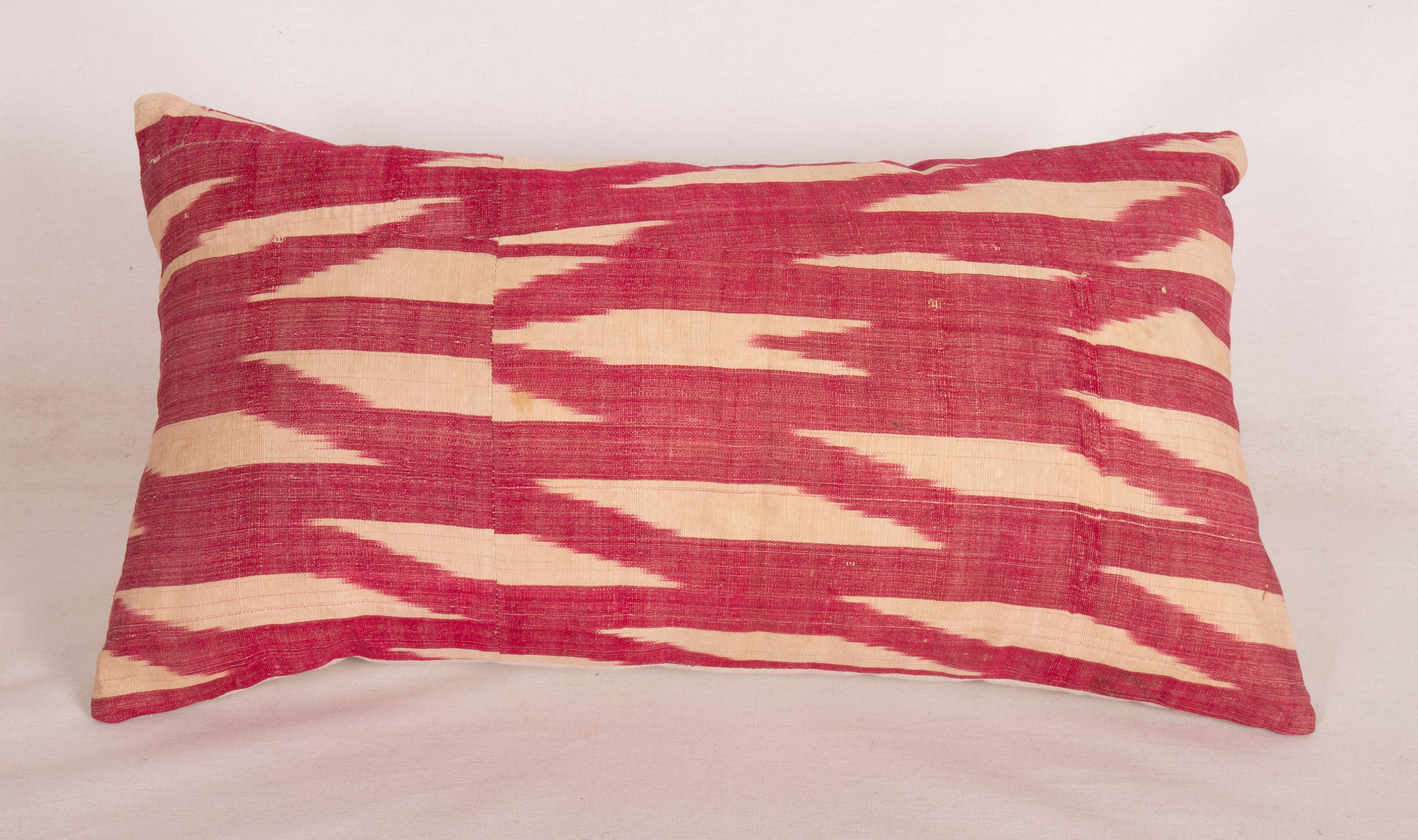 Pillowcase Made from an Antique Ikat, Uzbekistan, L 19th C. In Fair Condition For Sale In Istanbul, TR