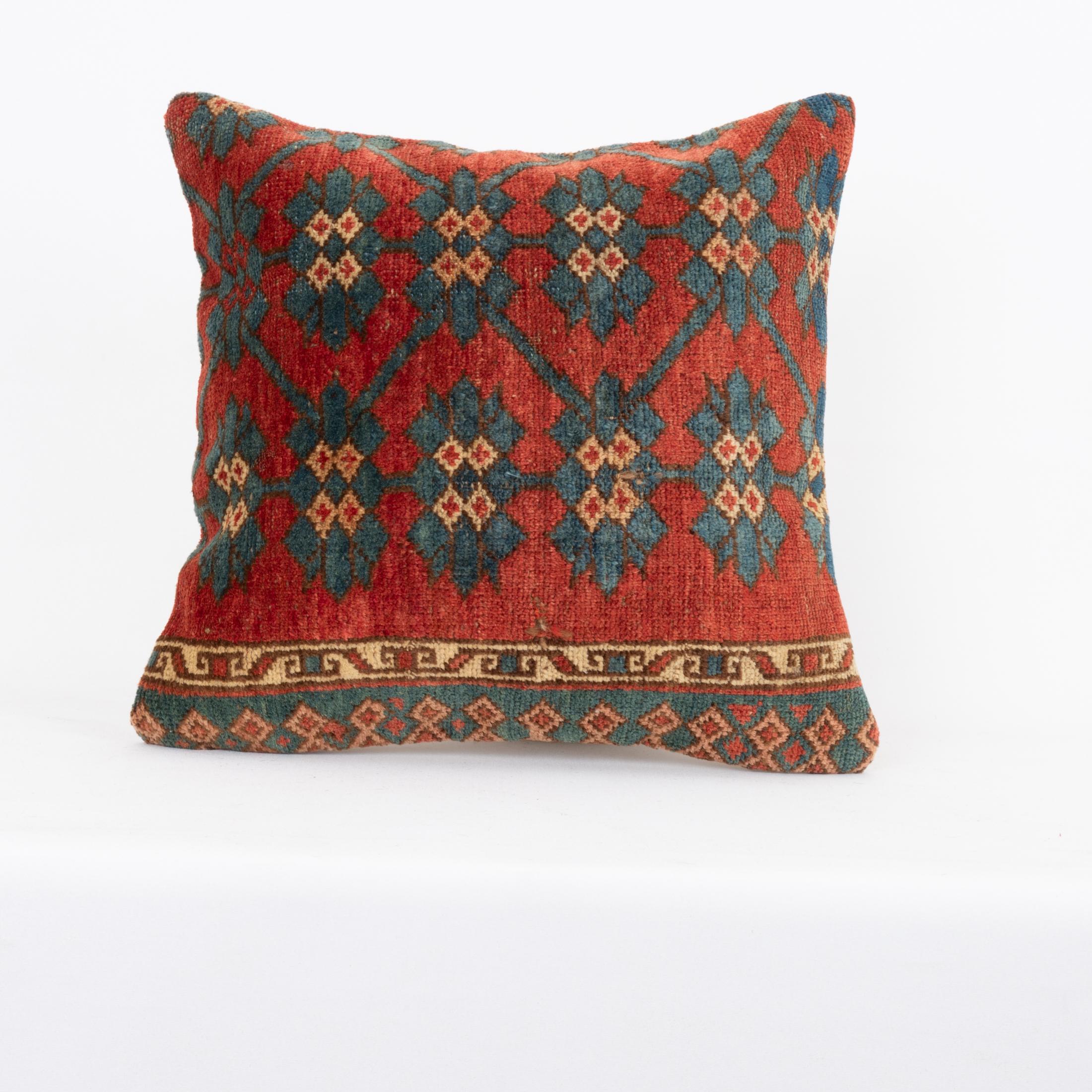Coussin fabriqué à partir d'un tapis Kyrgyz ancien, Kyrgyzstan, Asie centrale

Il n'est pas livré avec un insert.
Du lin à l'arrière.
Fermeture à glissière.
Nettoyage à sec recommandé.
