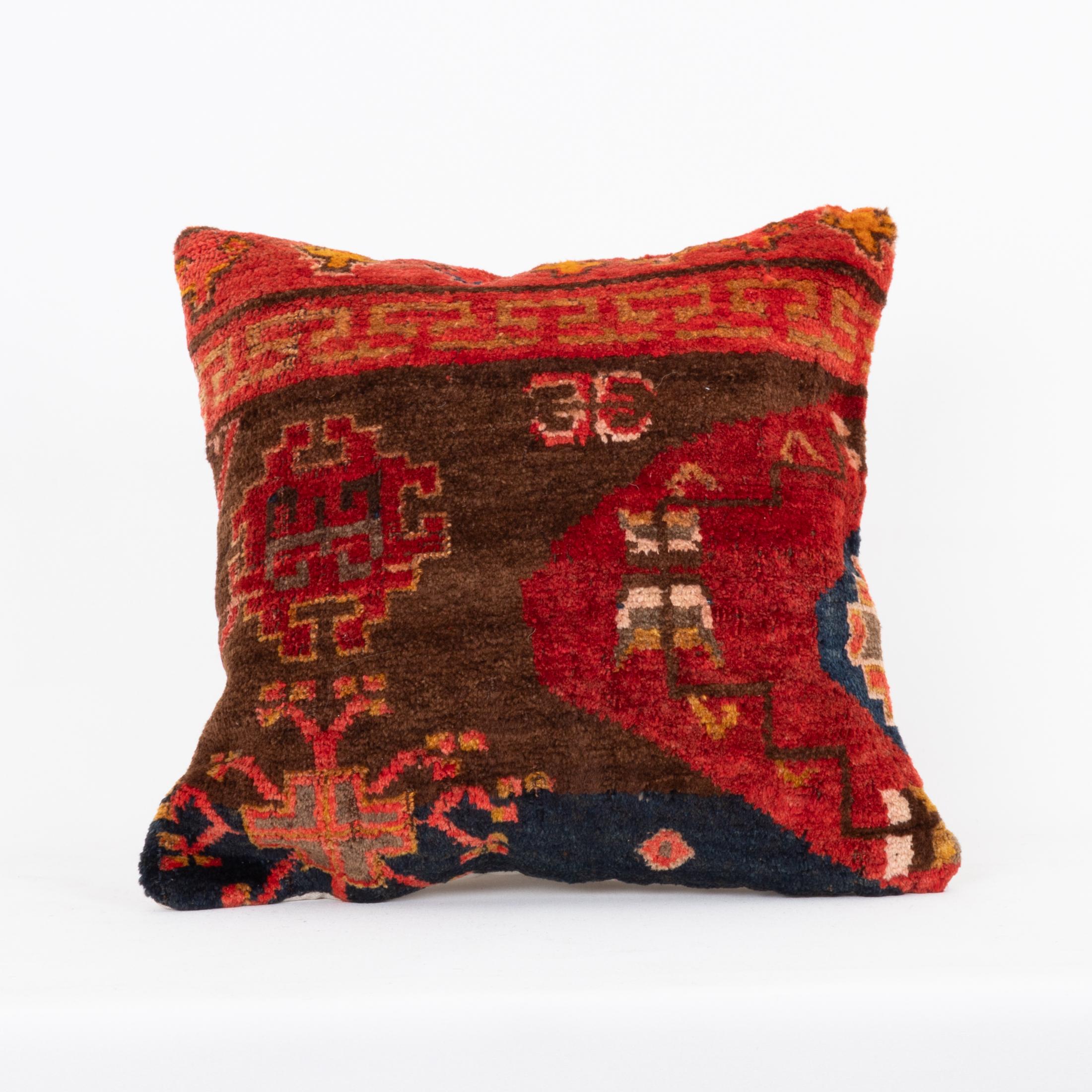 Pillowcase Made from an Antique Kyrgyz Rug, Kyrgyzstan, Central Asia

It does not come with an insert.
Linen in the back.
Zipper closure.
Dry cleaning recomended.


