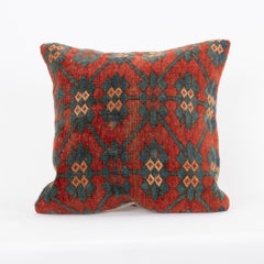 Coussin fabriqué à partir d'un tapis Kyrgyz ancien, Kyrgyzstan, Asie centrale