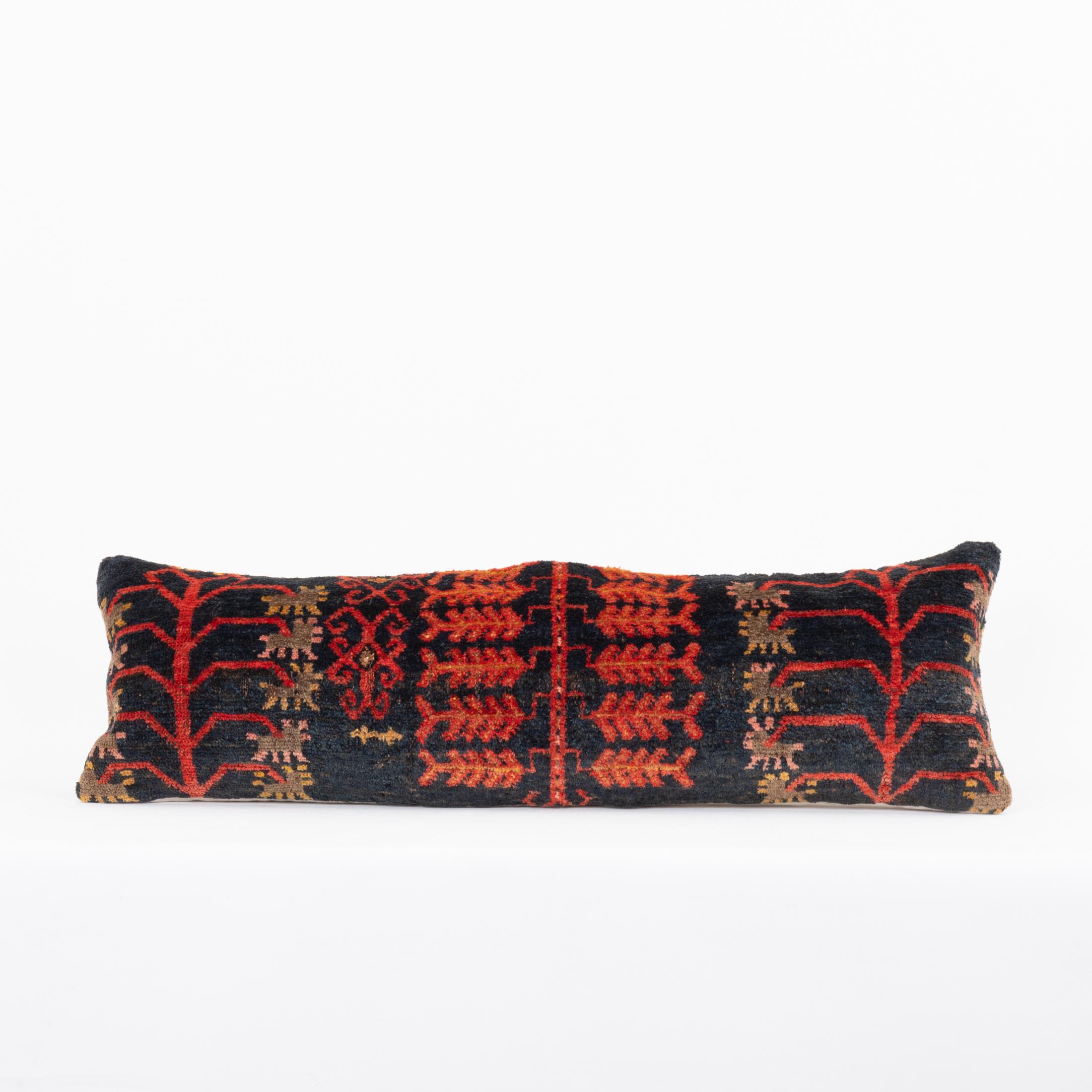 Coussin fabriqué à partir d'un tapis Kyrgyz ancien, Kyrgyzstan, Asie centrale
Le tapis est conçu dans le style des tapis Khotan.
Il n'est pas livré avec un insert.
Du lin à l'arrière.
Fermeture à glissière.
Nettoyage à sec recommandé.
