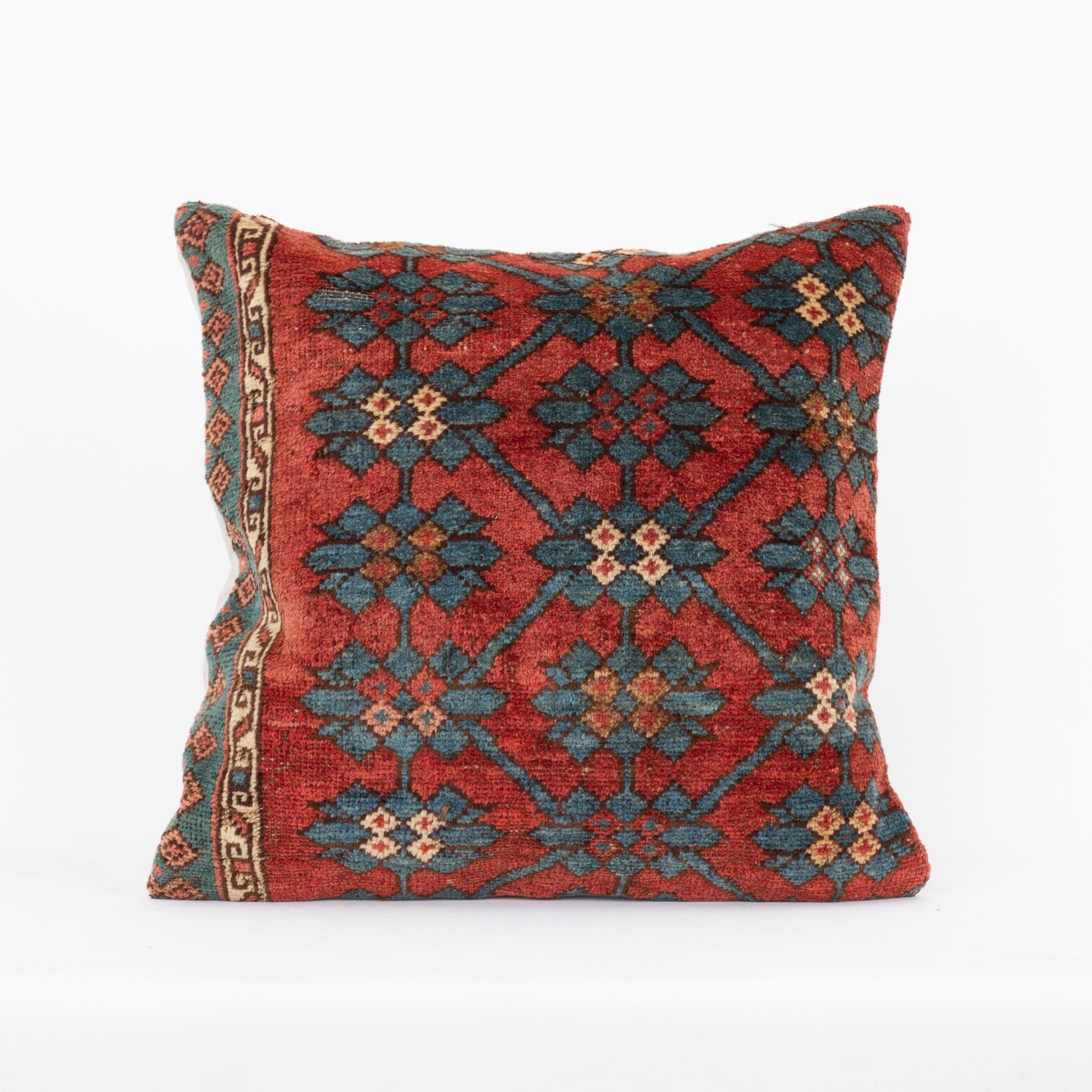 Coussin fabriqué à partir d'un tapis Kyrgyz ancien, Kyrgyzstan, Asie centrale

Il n'est pas livré avec un insert.
Du lin à l'arrière.
Fermeture à glissière.
Nettoyage à sec recommandé.

