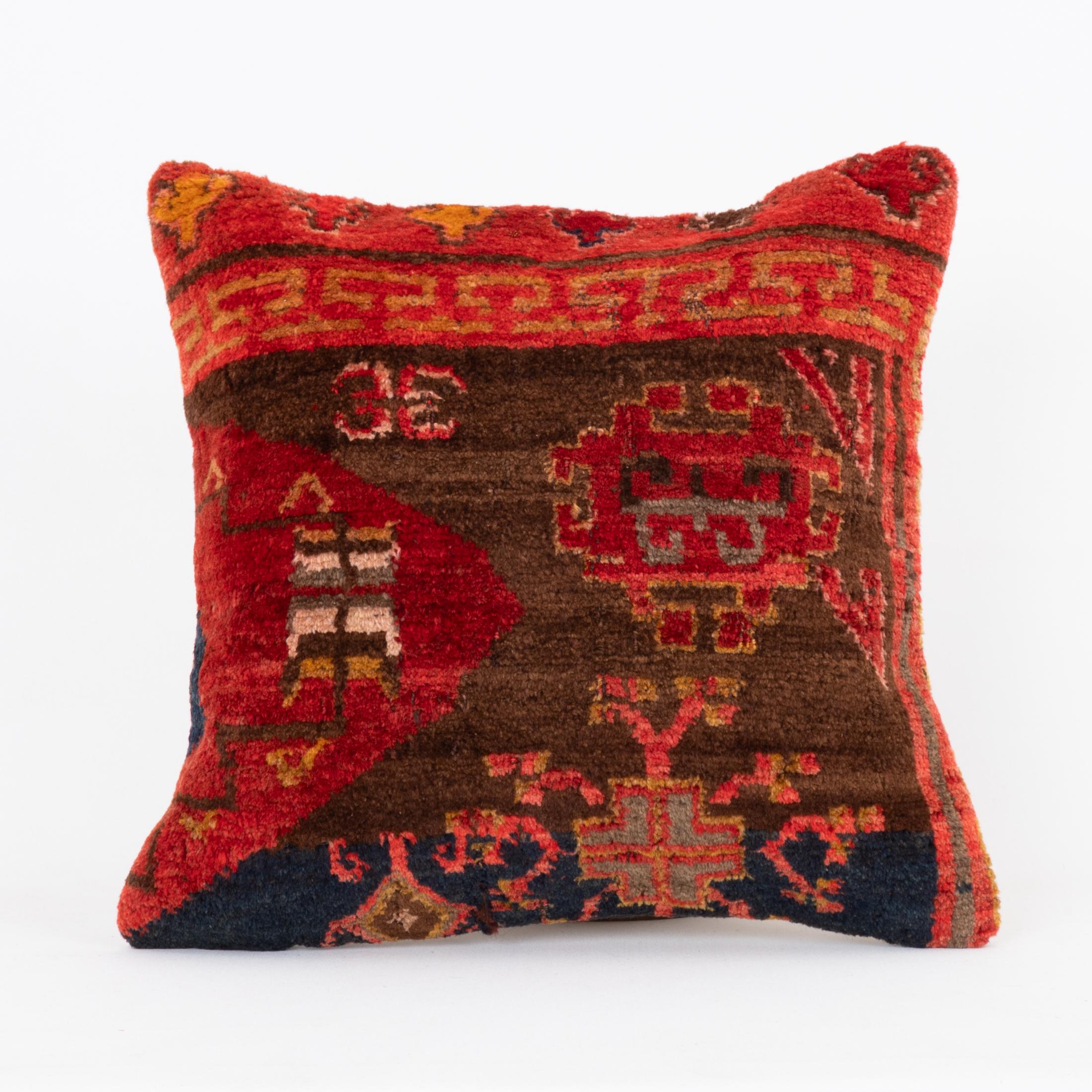 Coussin fabriqué à partir d'un tapis Kyrgyz ancien, Kyrgyzstan, Asie centrale
Le tapis est conçu dans le style des tapis Khotan.

Il n'est pas livré avec un insert.
Du lin à l'arrière.
Fermeture à glissière.
Nettoyage à sec recommandé.
