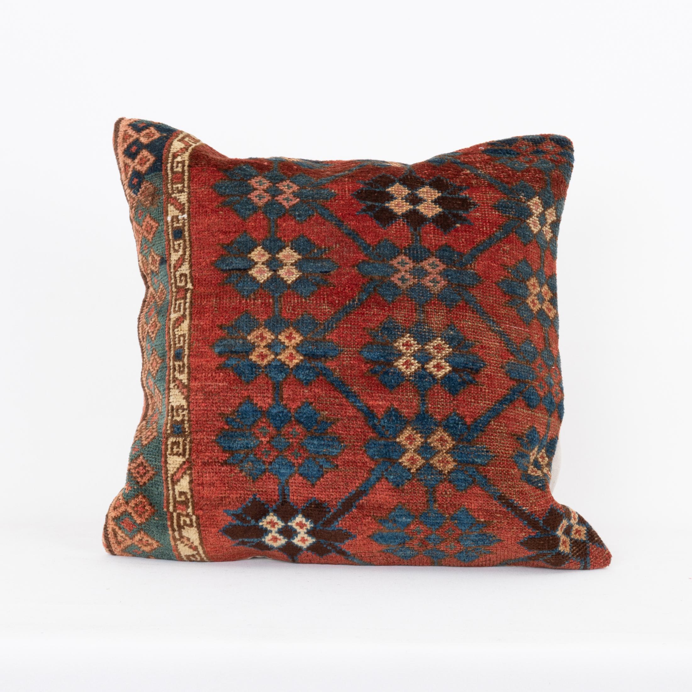 
Coussin fabriqué à partir d'un tapis Kyrgyz ancien, Kyrgyzstan, Asie centrale

Il n'est pas livré avec un insert.
Du lin à l'arrière.
Fermeture à glissière.
Nettoyage à sec recommandé.


