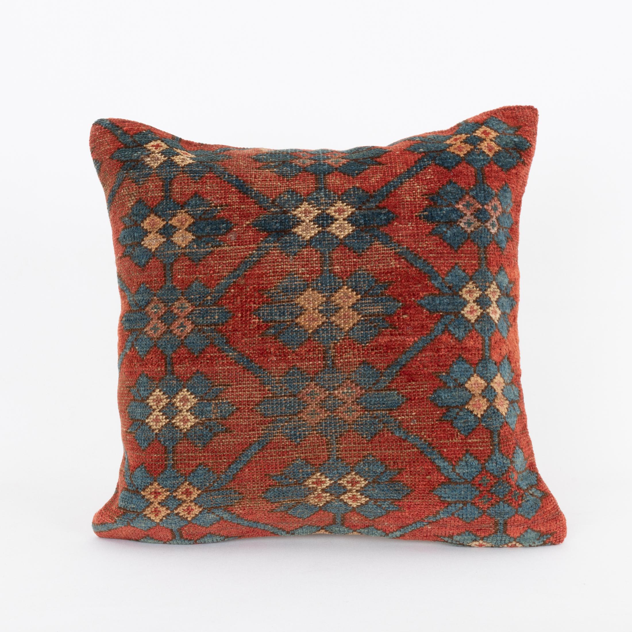 Coussin fabriqué à partir d'un tapis Kyrgyz ancien, Kyrgyzstan, Asie centrale

Il n'est pas livré avec un insert.
Du lin à l'arrière.
Fermeture à glissière.
Nettoyage à sec recommandé.

