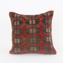 Coussin fabriqué à partir d'un tapis Kyrgyz ancien, Kyrgyzstan, Asie centrale