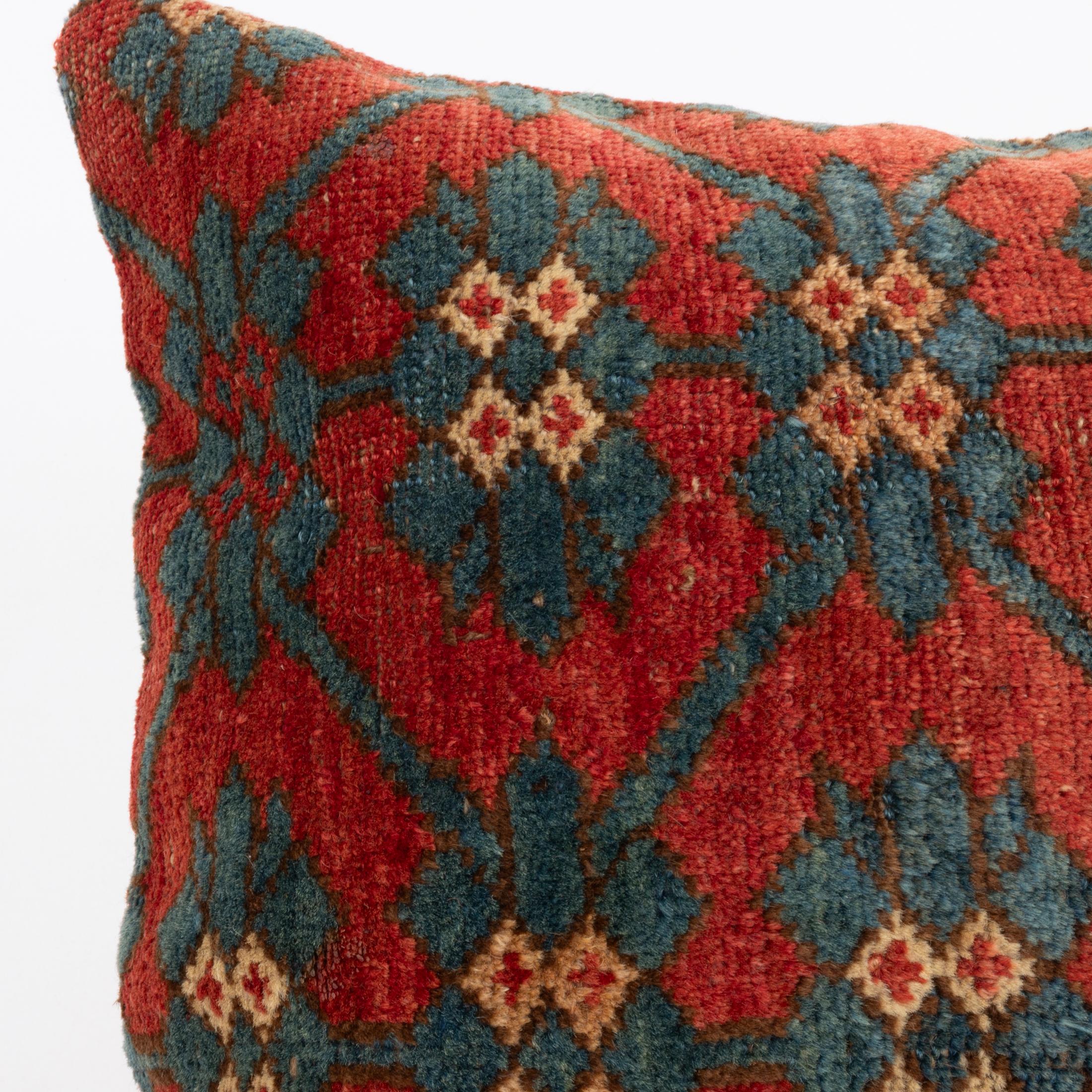Tribal Coussin fabriqué à partir d'un tapis Kyrgyz ancien, Kyrgyzstan, Asie centrale en vente