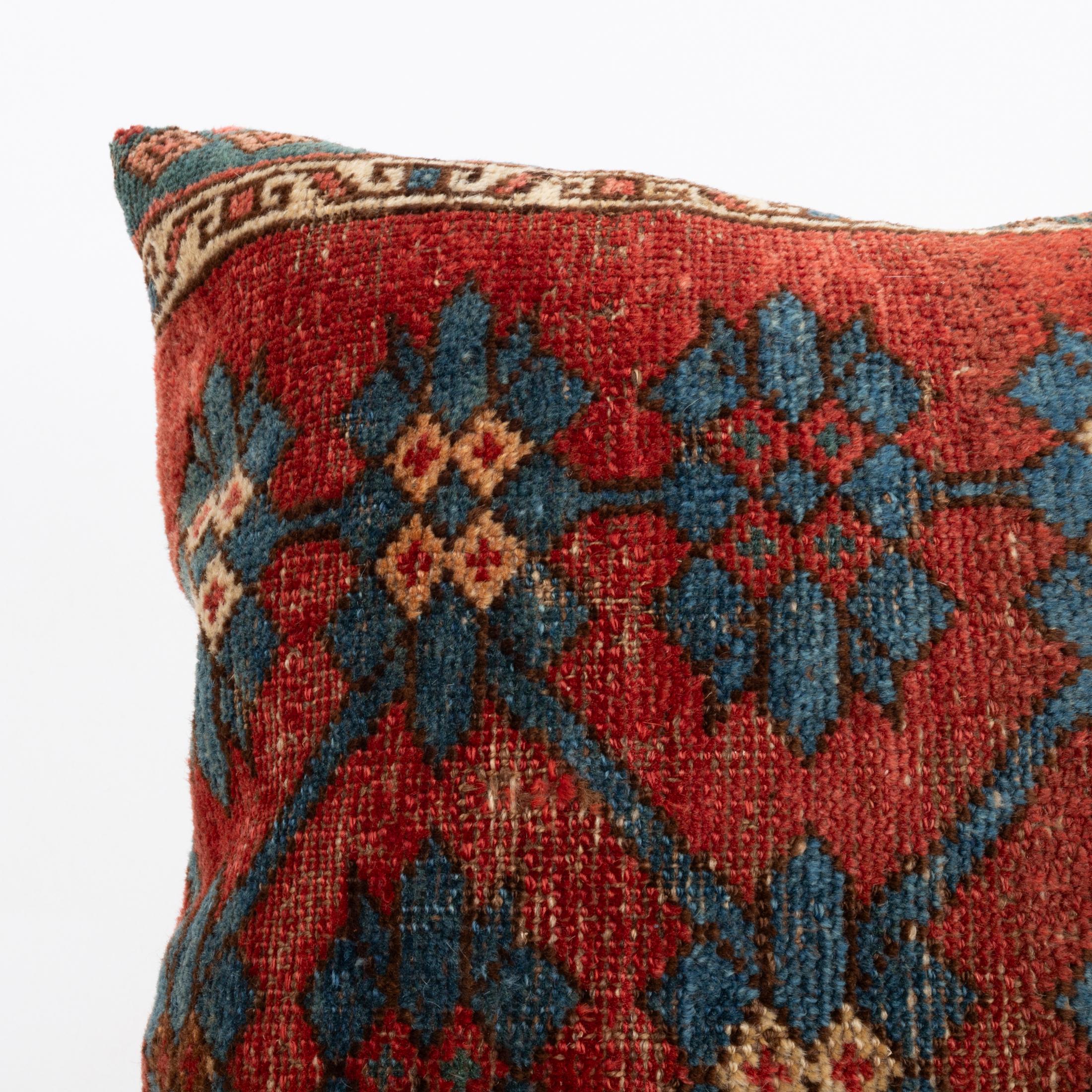 Tribal Coussin fabriqué à partir d'un tapis Kyrgyz ancien, Kyrgyzstan, Asie centrale en vente